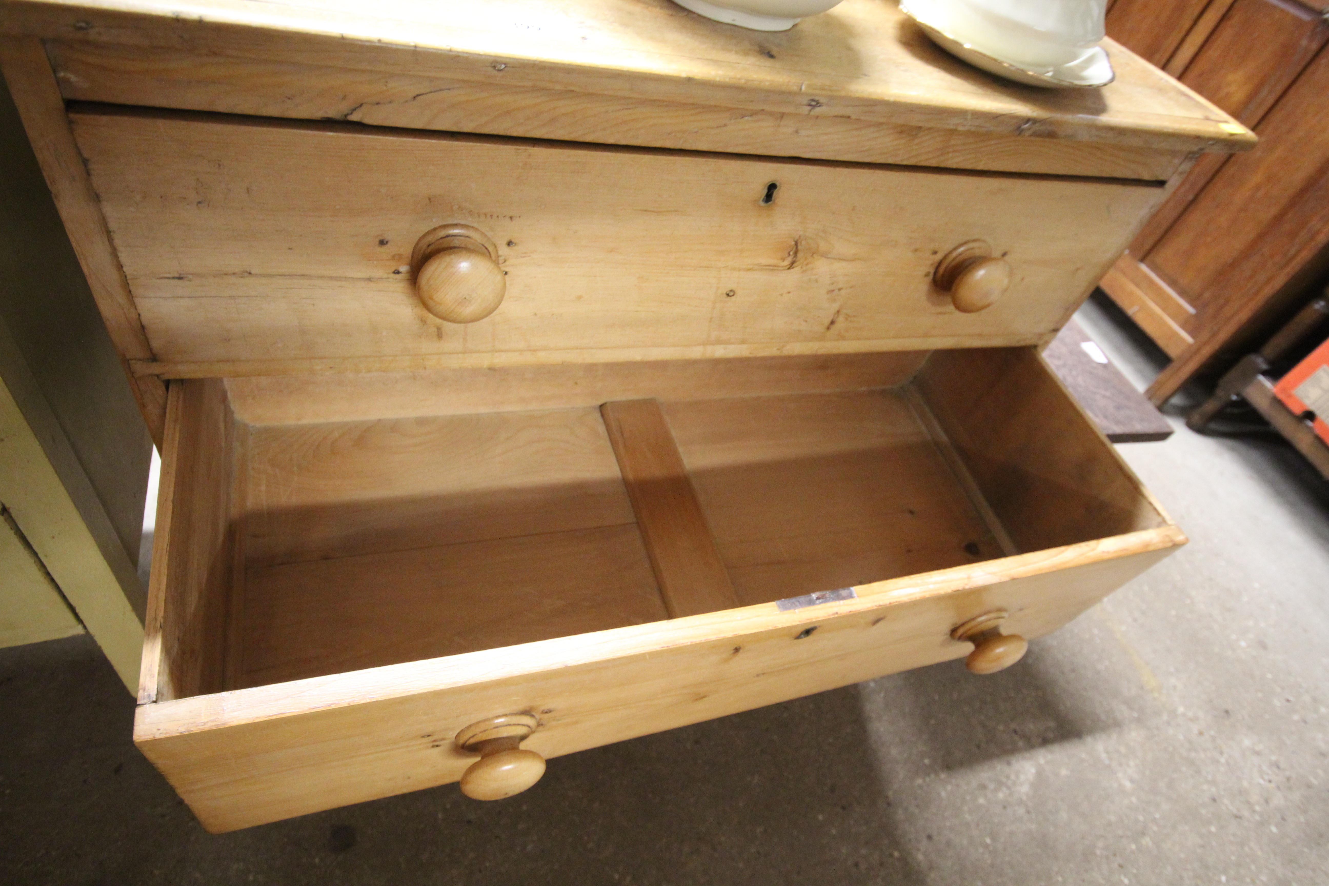 A striped pine chest of three long drawers - Bild 2 aus 2