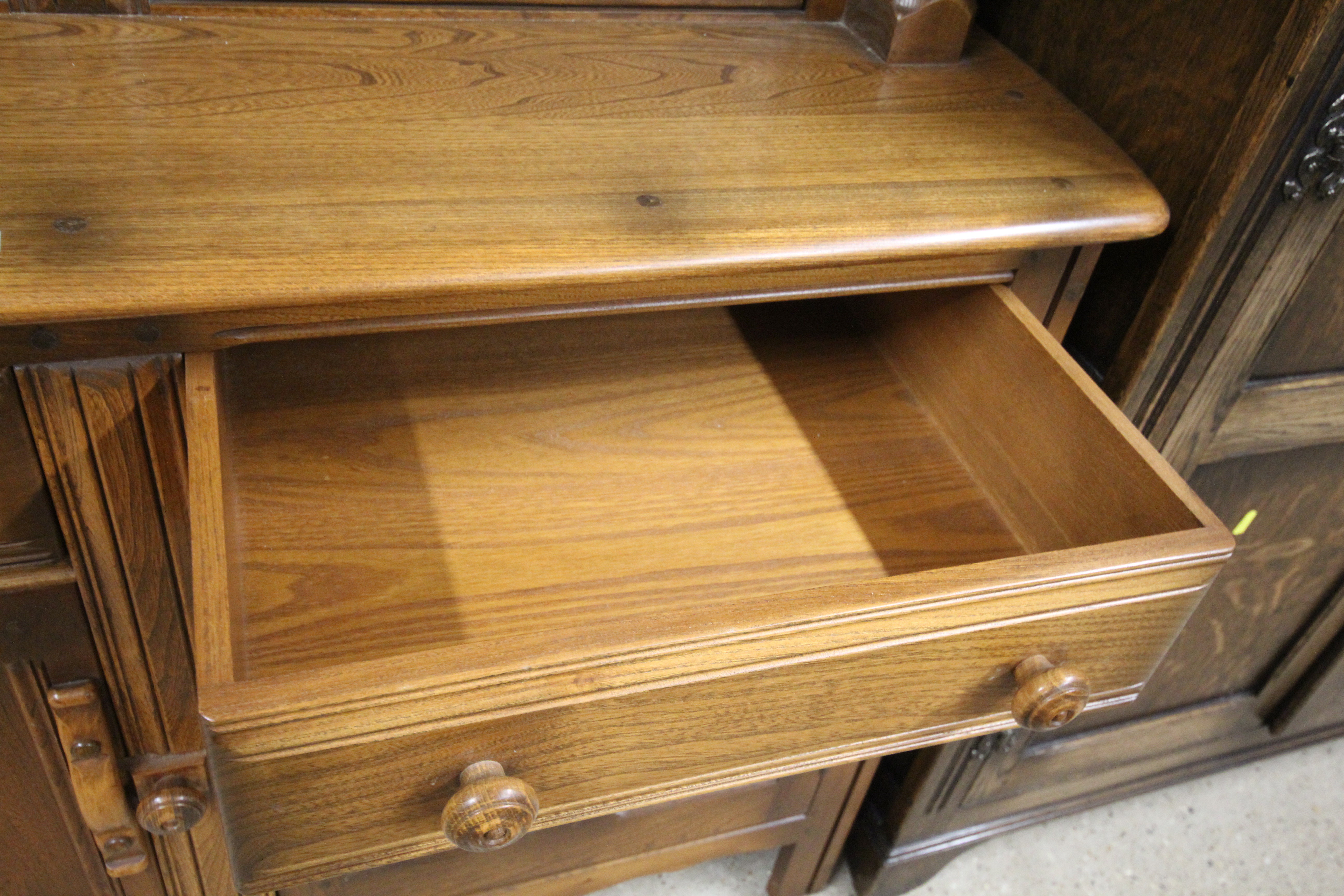 A small Ercol court cupboard - Bild 4 aus 4