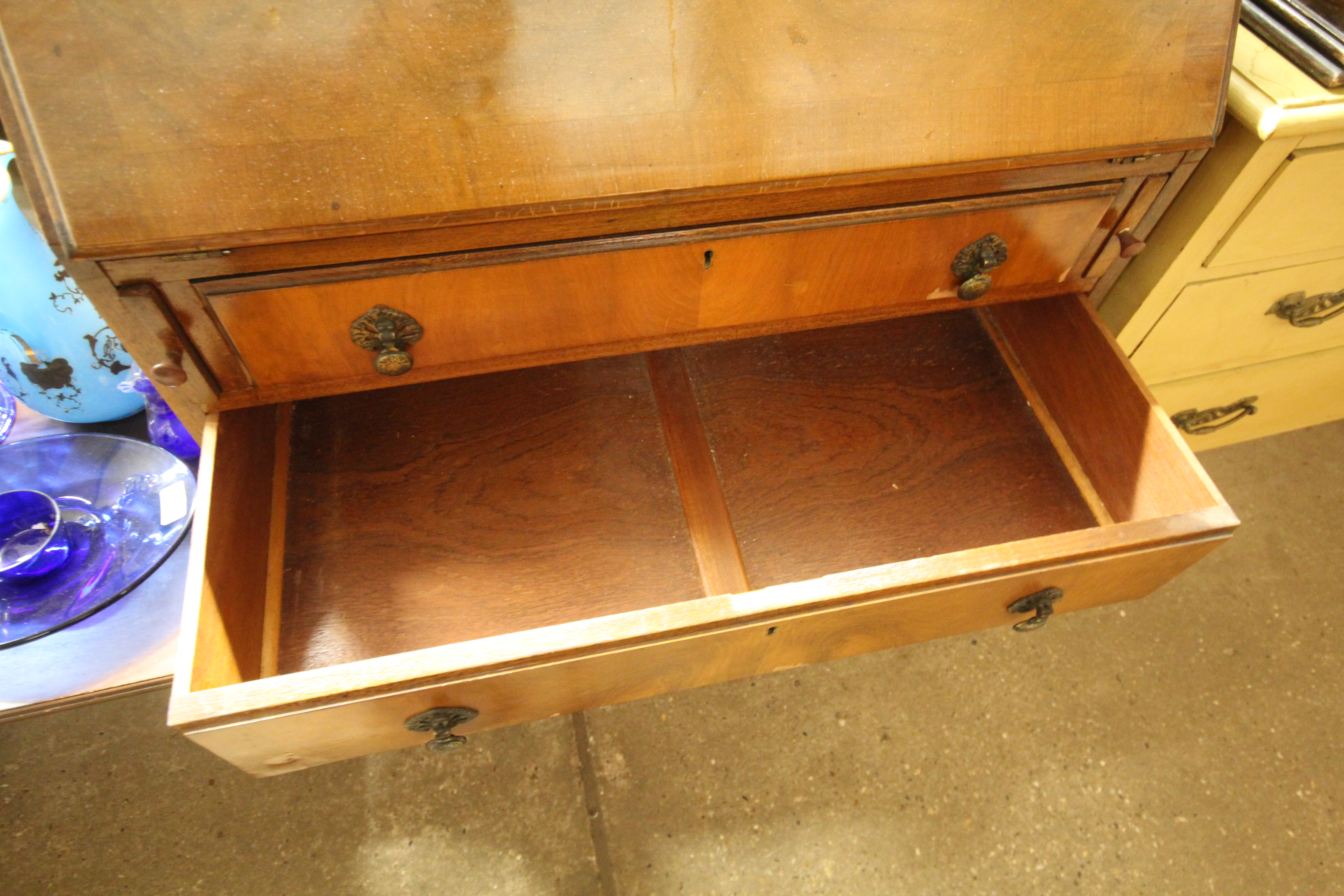 An early 20th Century walnut three drawer bureau - Bild 2 aus 3