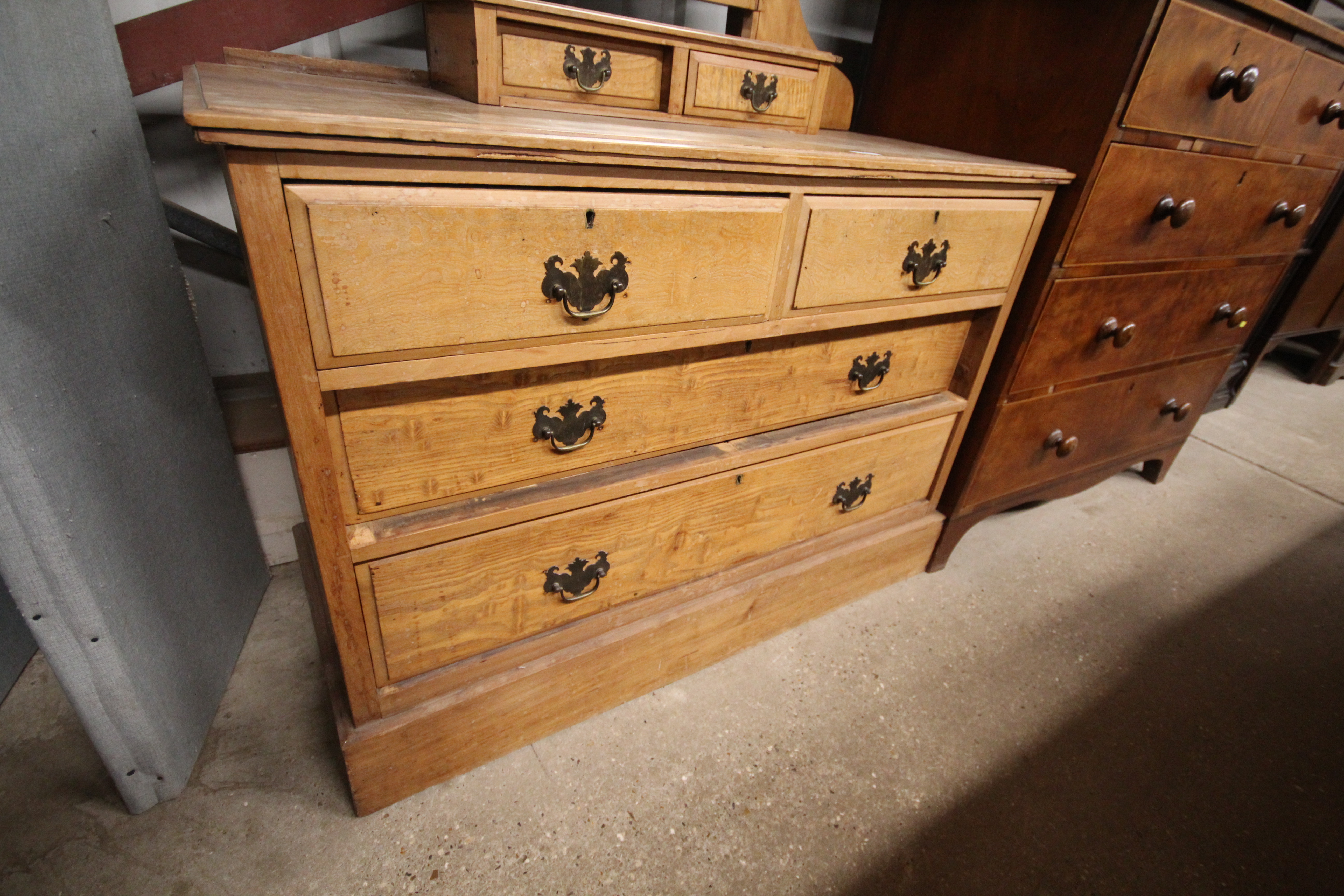 A late Victorian satin walnut dressing chest - Bild 2 aus 3