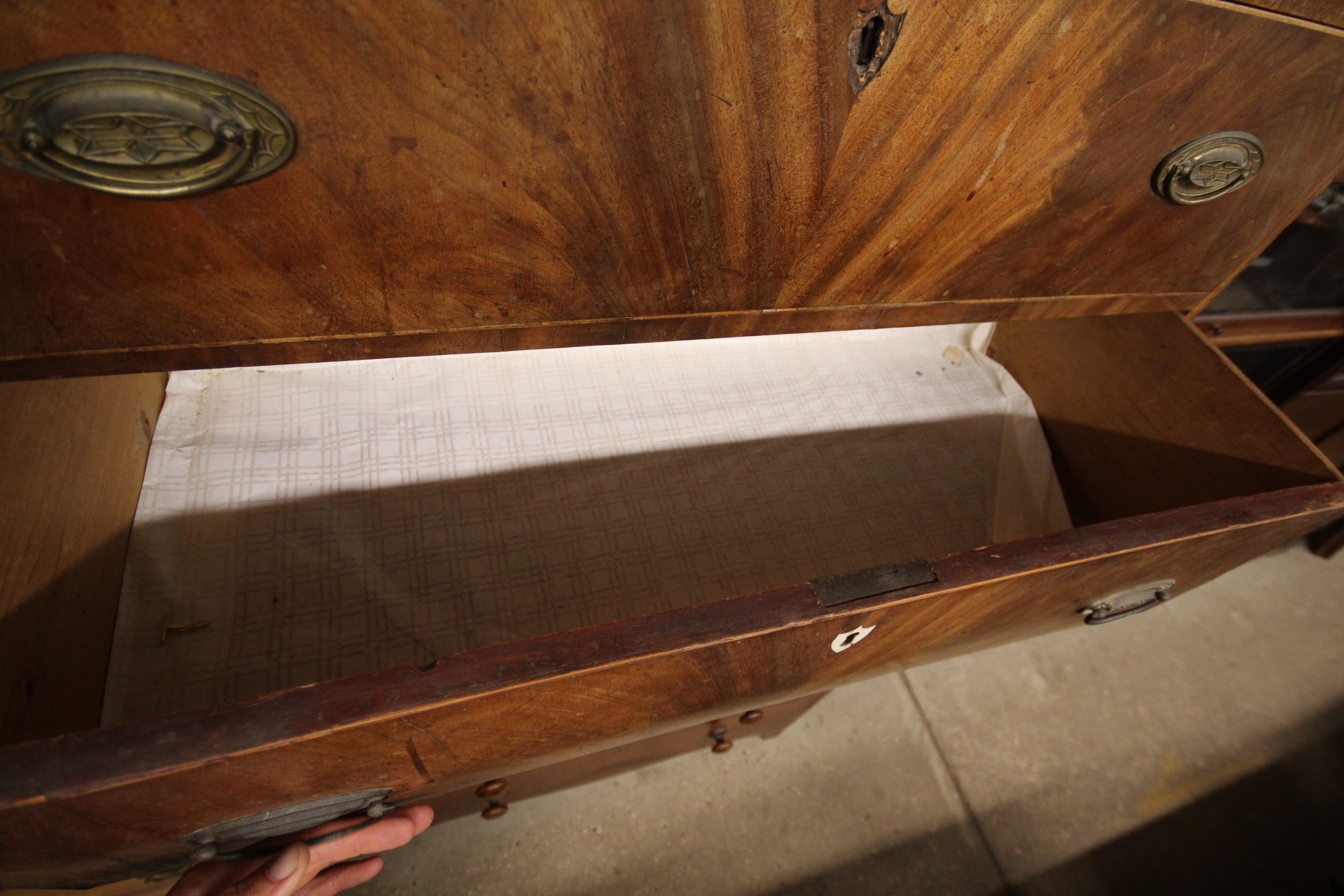 A 19th Century mahogany chest of three long drawer - Bild 2 aus 2