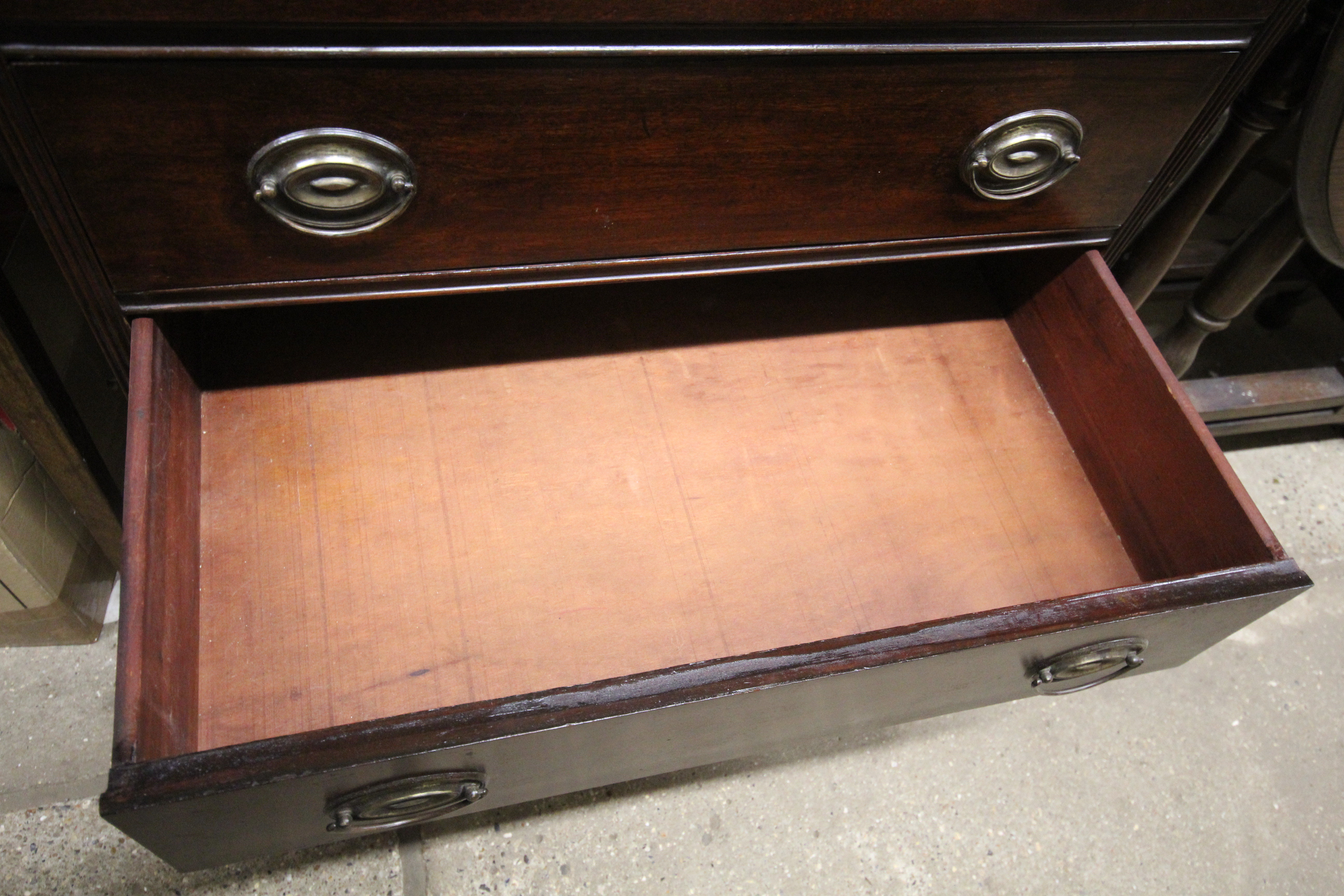 A mahogany four drawer chest fitted with a brushin - Bild 2 aus 2