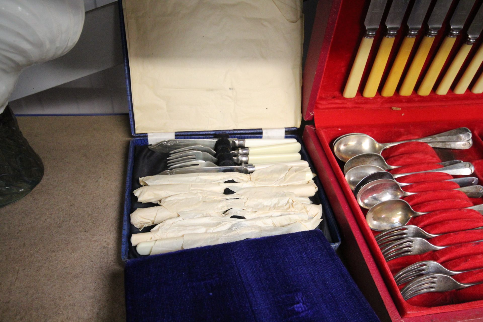 An Oneida canteen of cutlery, a cased set of six plated goblets, and a cased set of fish knives - Image 2 of 4