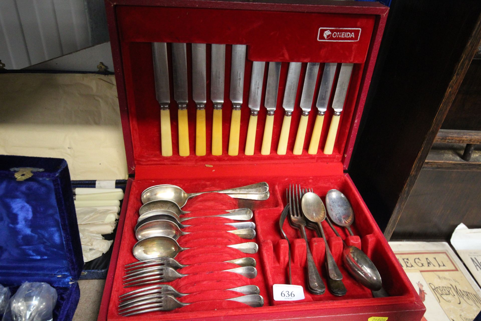 An Oneida canteen of cutlery, a cased set of six plated goblets, and a cased set of fish knives - Image 3 of 4