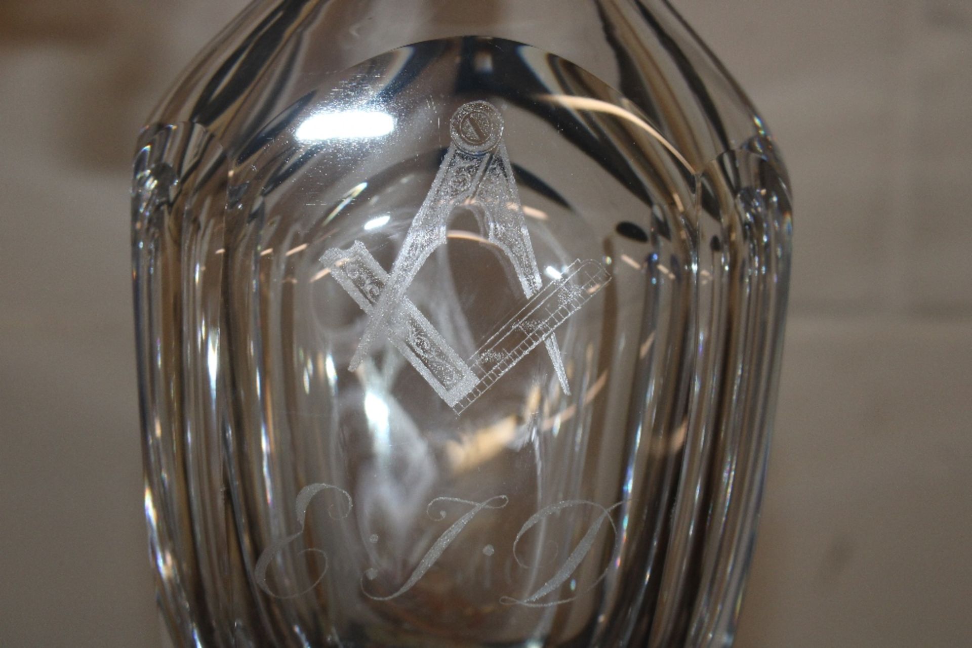 An Orrefors glass decanter with Masonic decoration - Image 5 of 7