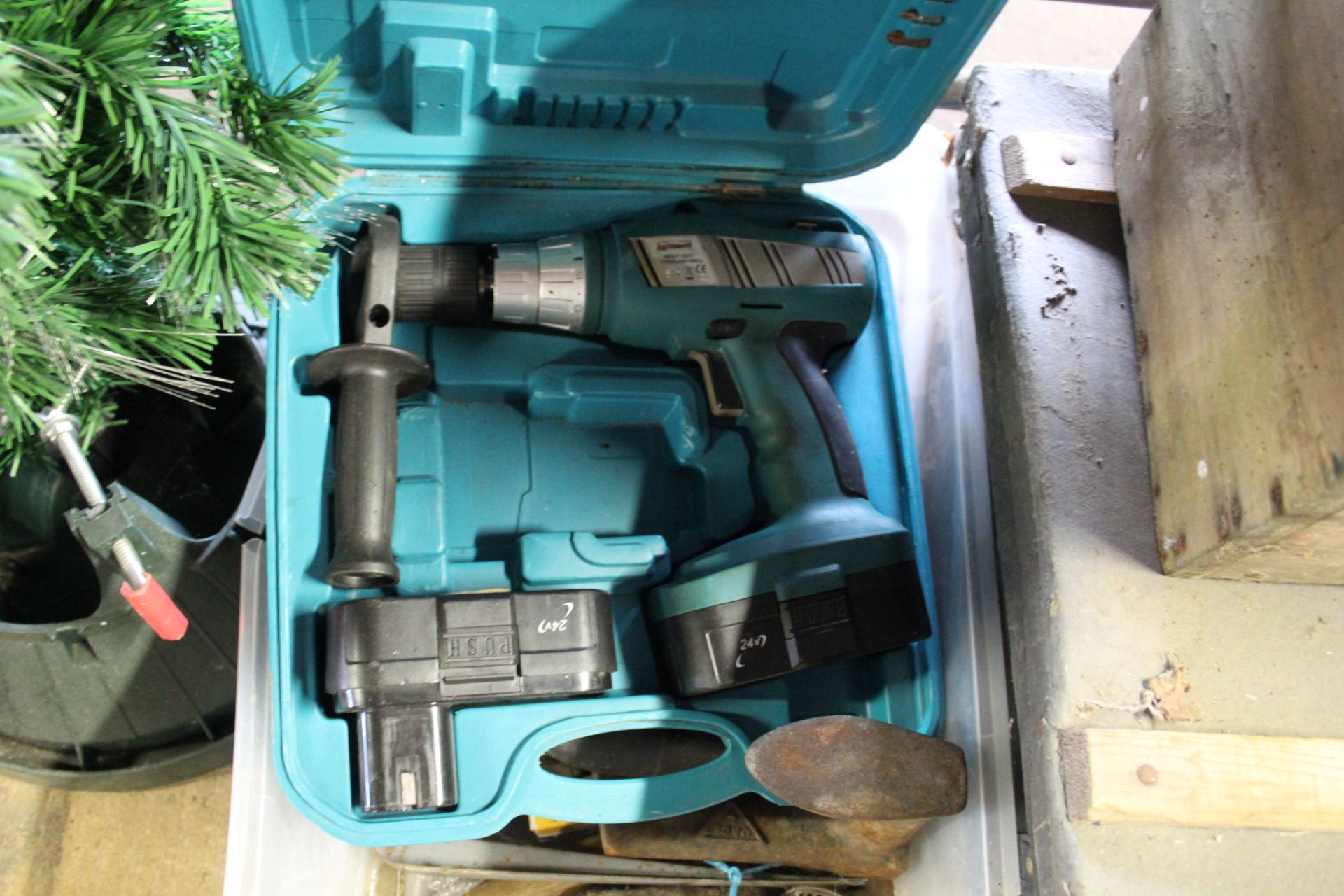 A box of miscellaneous workshop tools and equipmen - Image 2 of 2