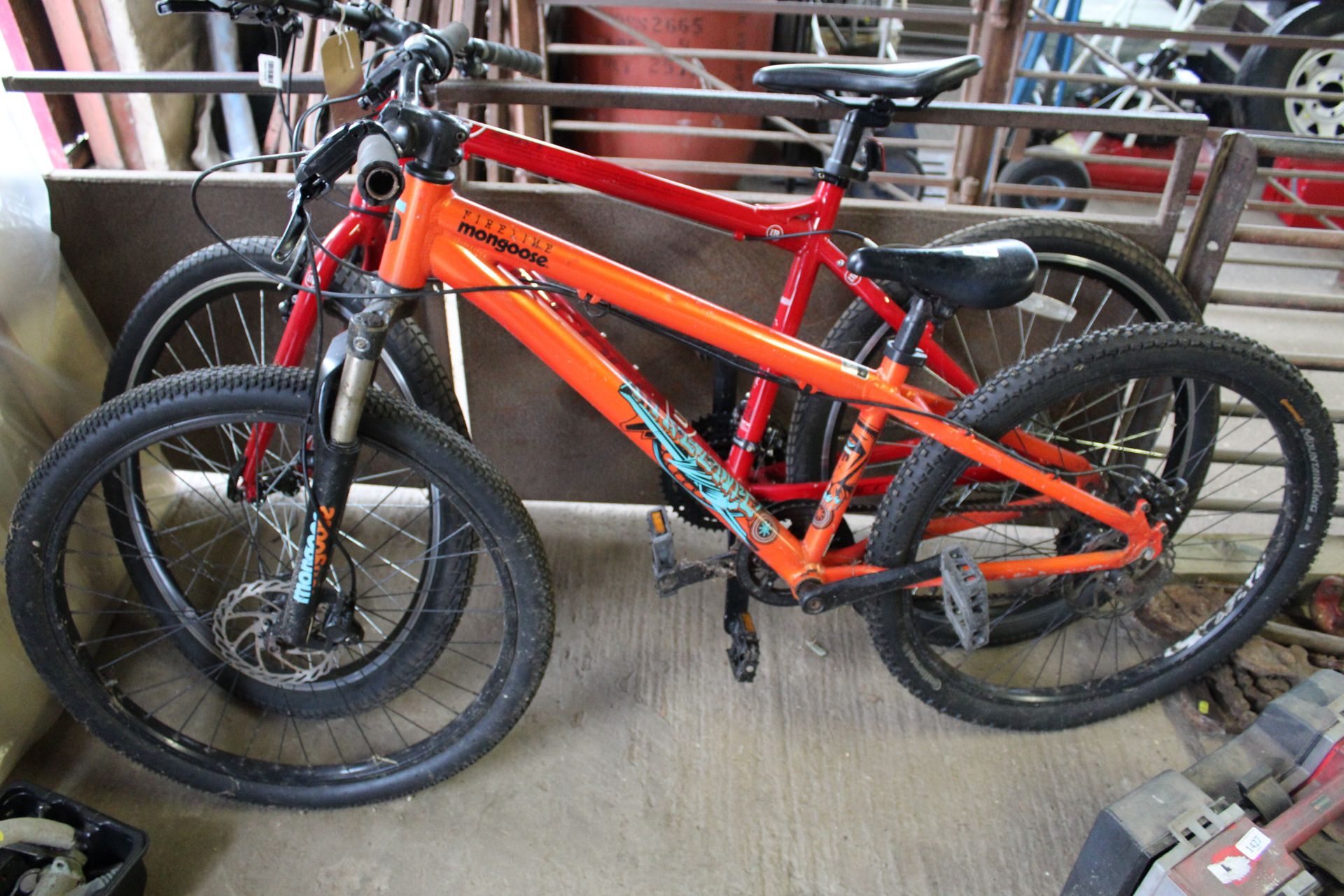 A Mongoose Fireline mountain bike with front suspe