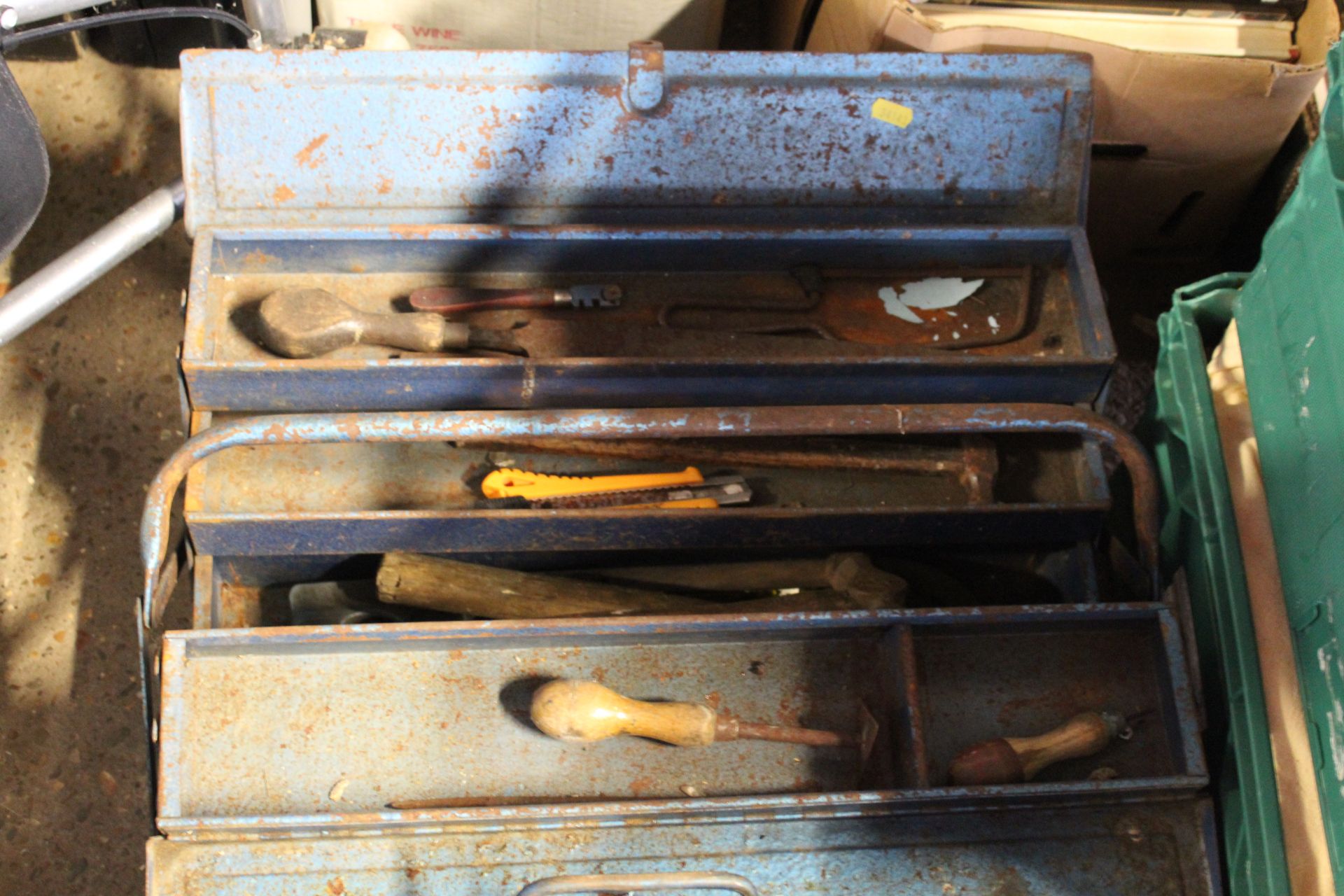 A metal cantilever tool box and contents of hand t - Image 2 of 4