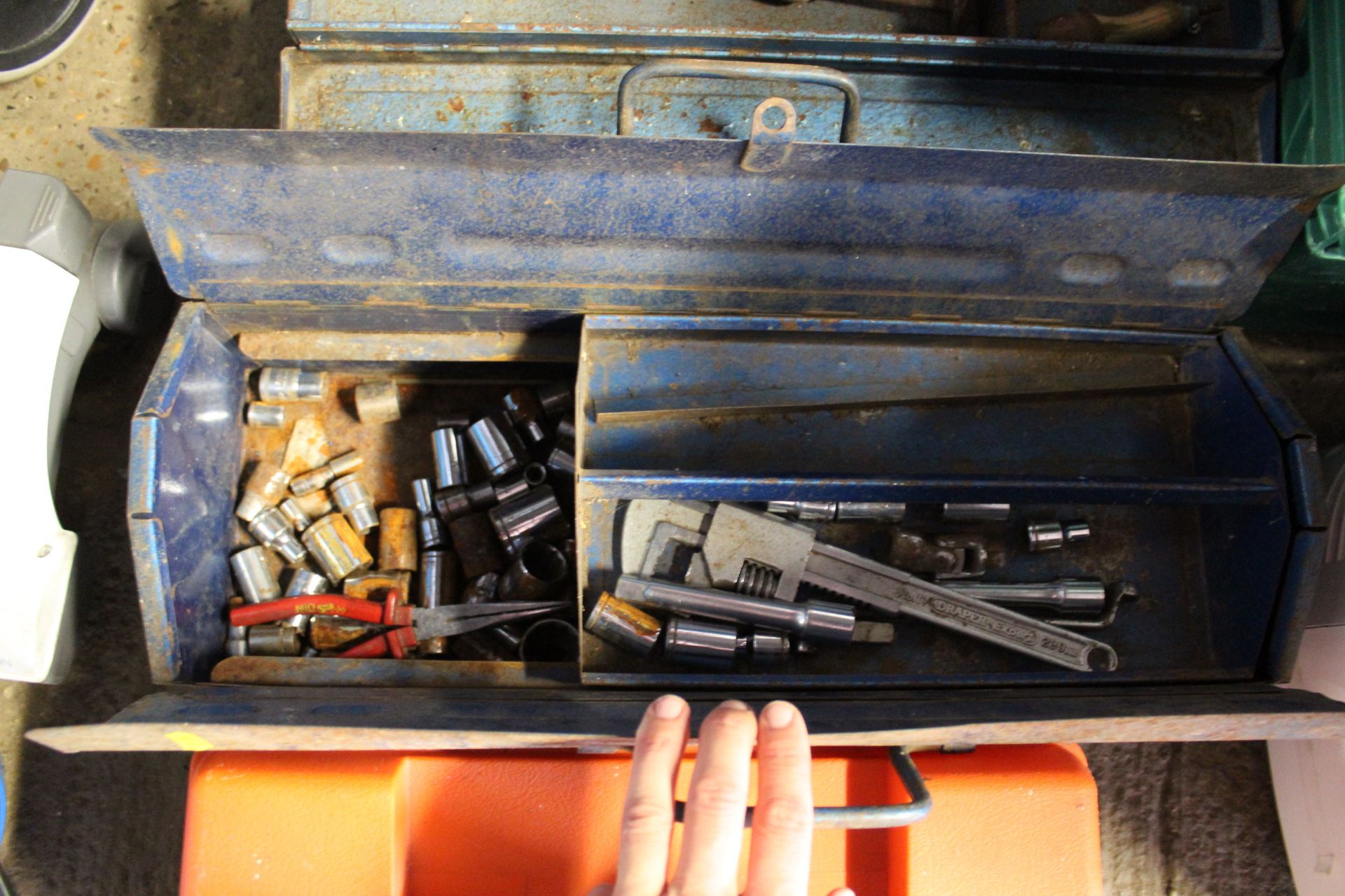 A metal cantilever tool box and contents of hand t - Image 3 of 4