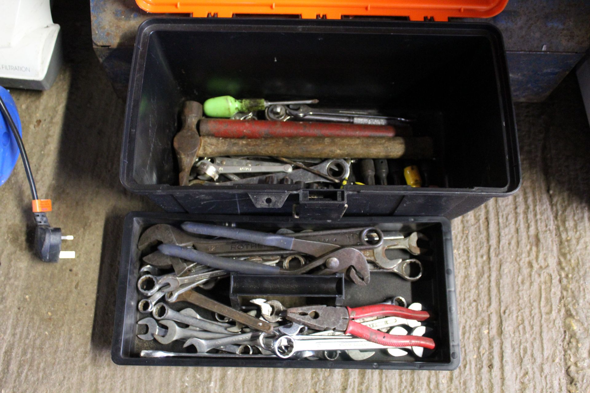 A metal cantilever tool box and contents of hand t - Image 4 of 4