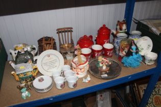 Various novelty teapots, KitKat tea set, various o