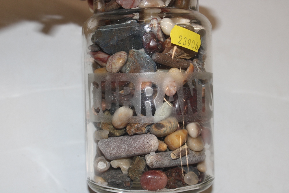 A glass jar and contents of various polished stone - Bild 9 aus 10