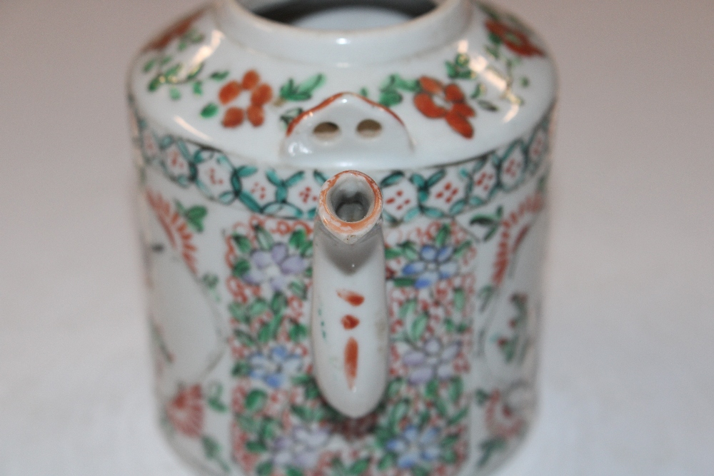 An Oriental travelling teapot lacking lid - Bild 5 aus 7