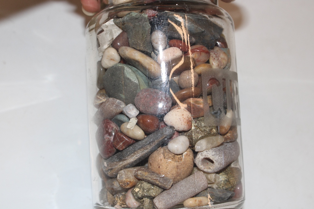 A glass jar and contents of various polished stone - Bild 10 aus 10