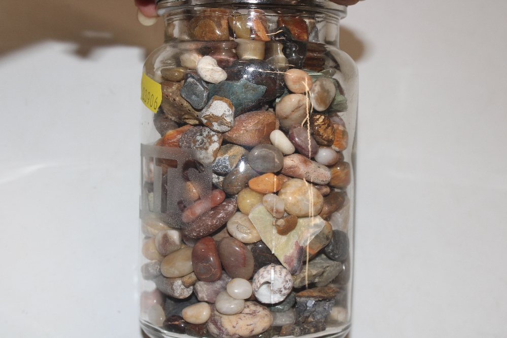 A glass jar and contents of various polished stone - Bild 8 aus 10