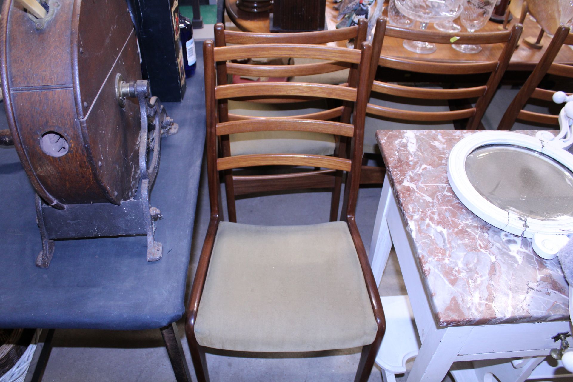 A G-plan extending dining table and four chairs - Image 2 of 2