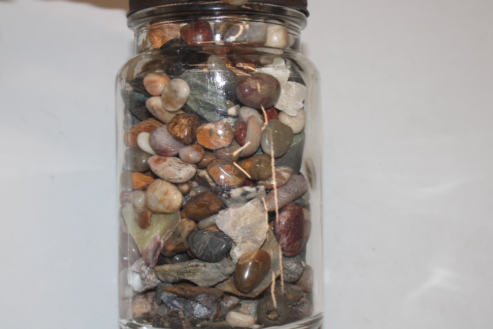 A glass jar and contents of various polished stone - Bild 7 aus 10