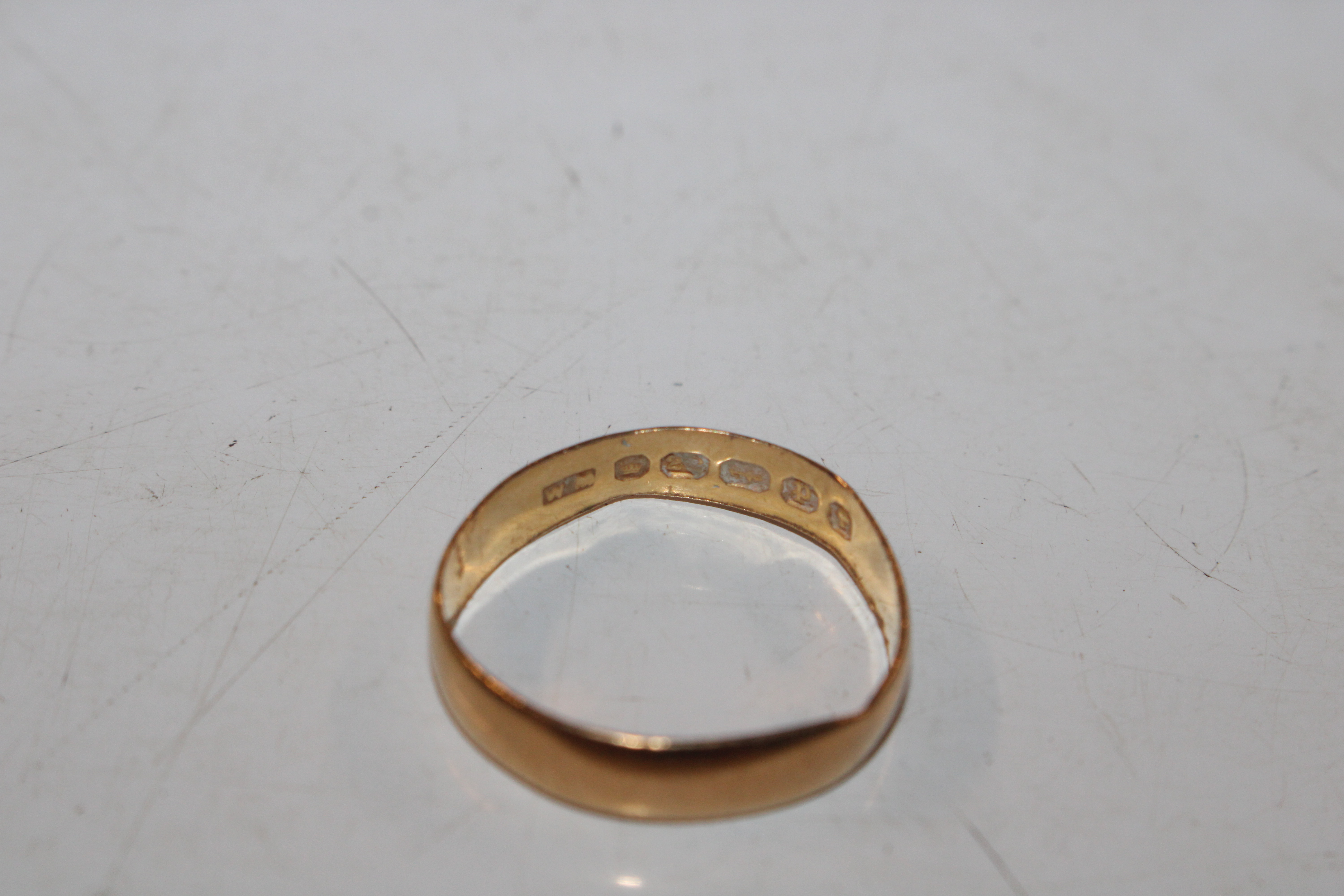 A 22ct gold wedding band, approx. 2gms AF, ring si - Bild 4 aus 8