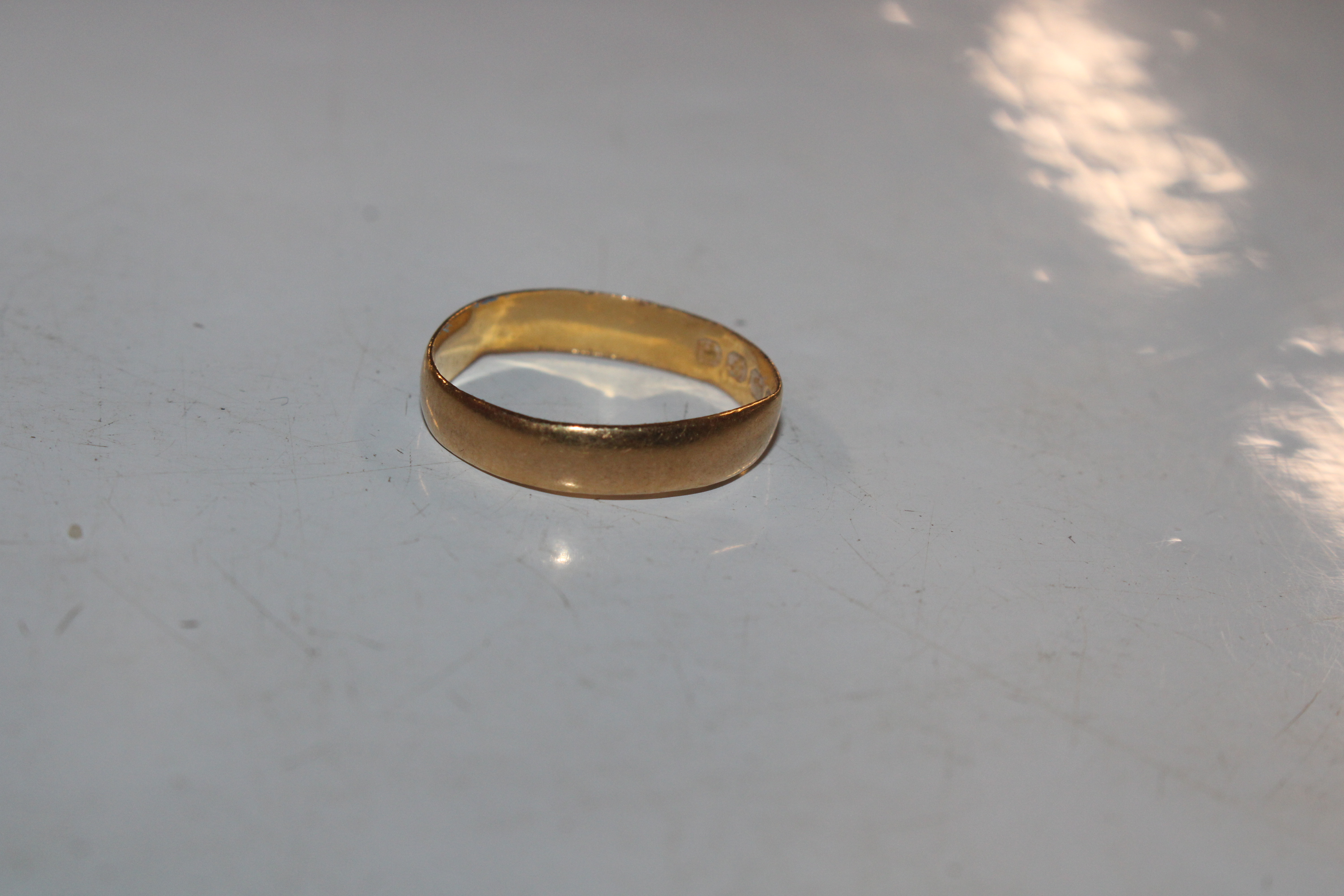 A 22ct gold wedding band, approx. 2gms AF, ring si - Bild 2 aus 8