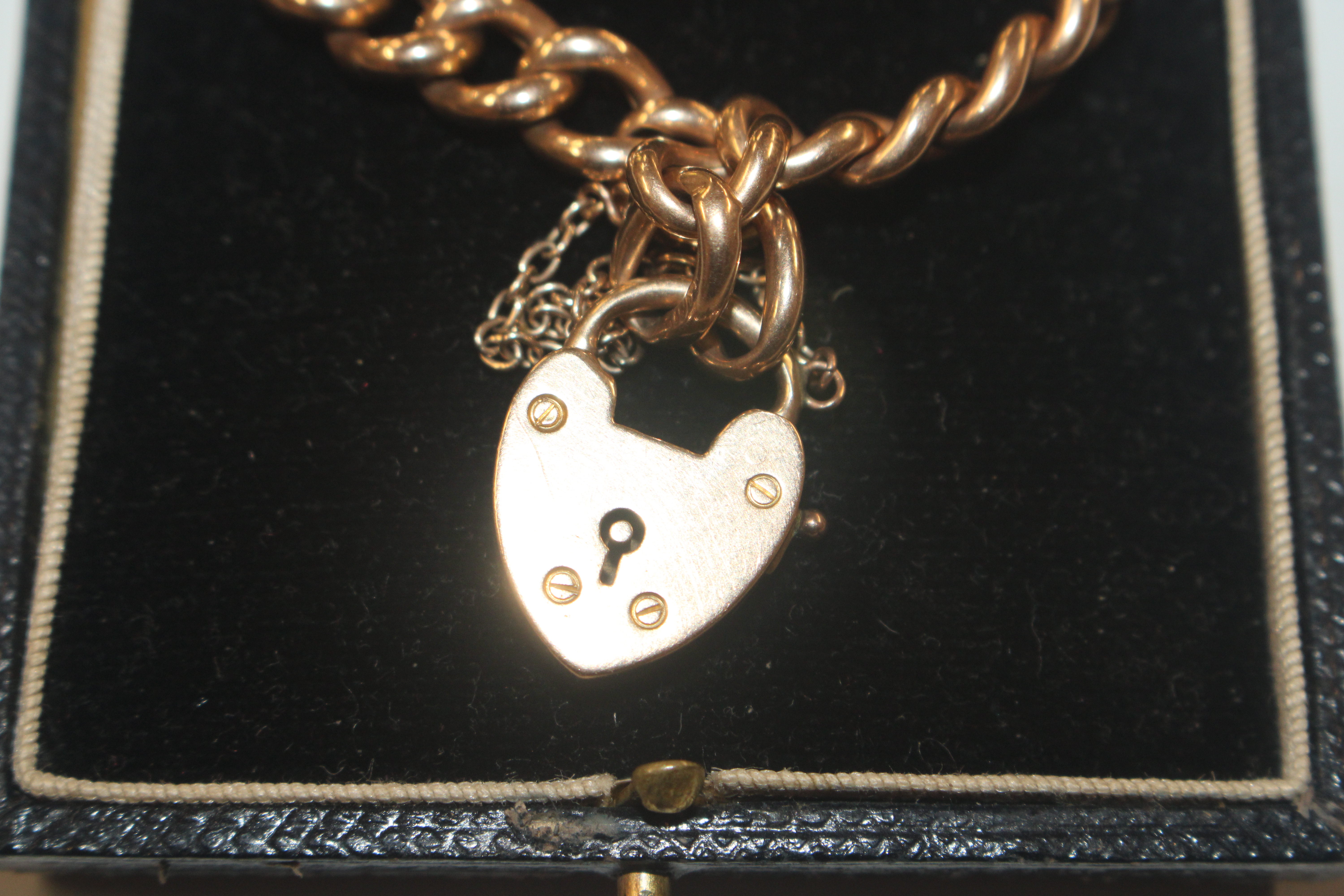 A gold bracelet with 15ct gold padlock clasp, appr - Bild 2 aus 5