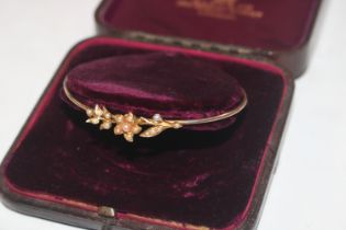 A yellow metal and seed pearl bangle, approx. 5gms