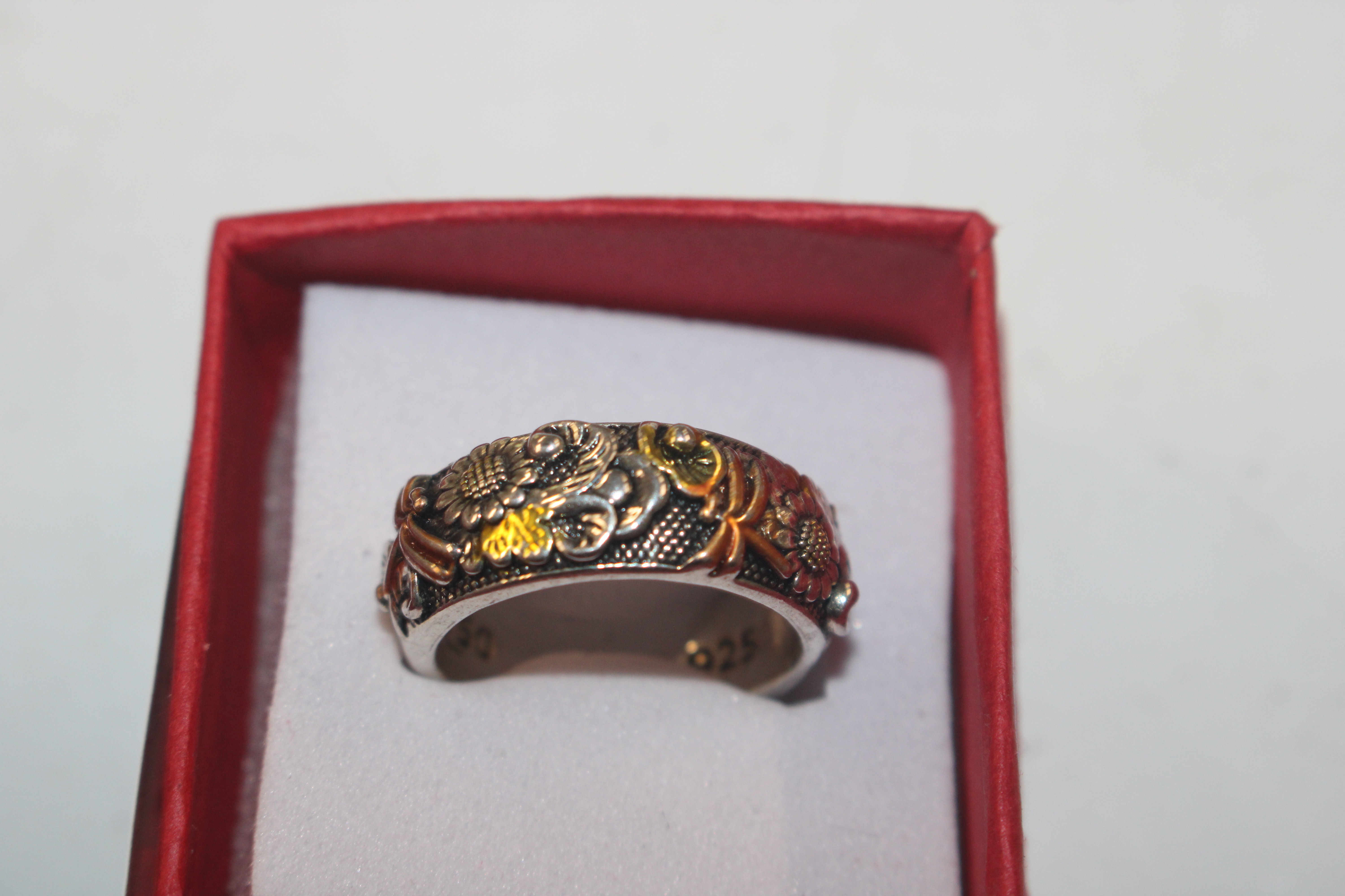 A Sterling silver ring with gold dragonfly detail, - Bild 2 aus 2