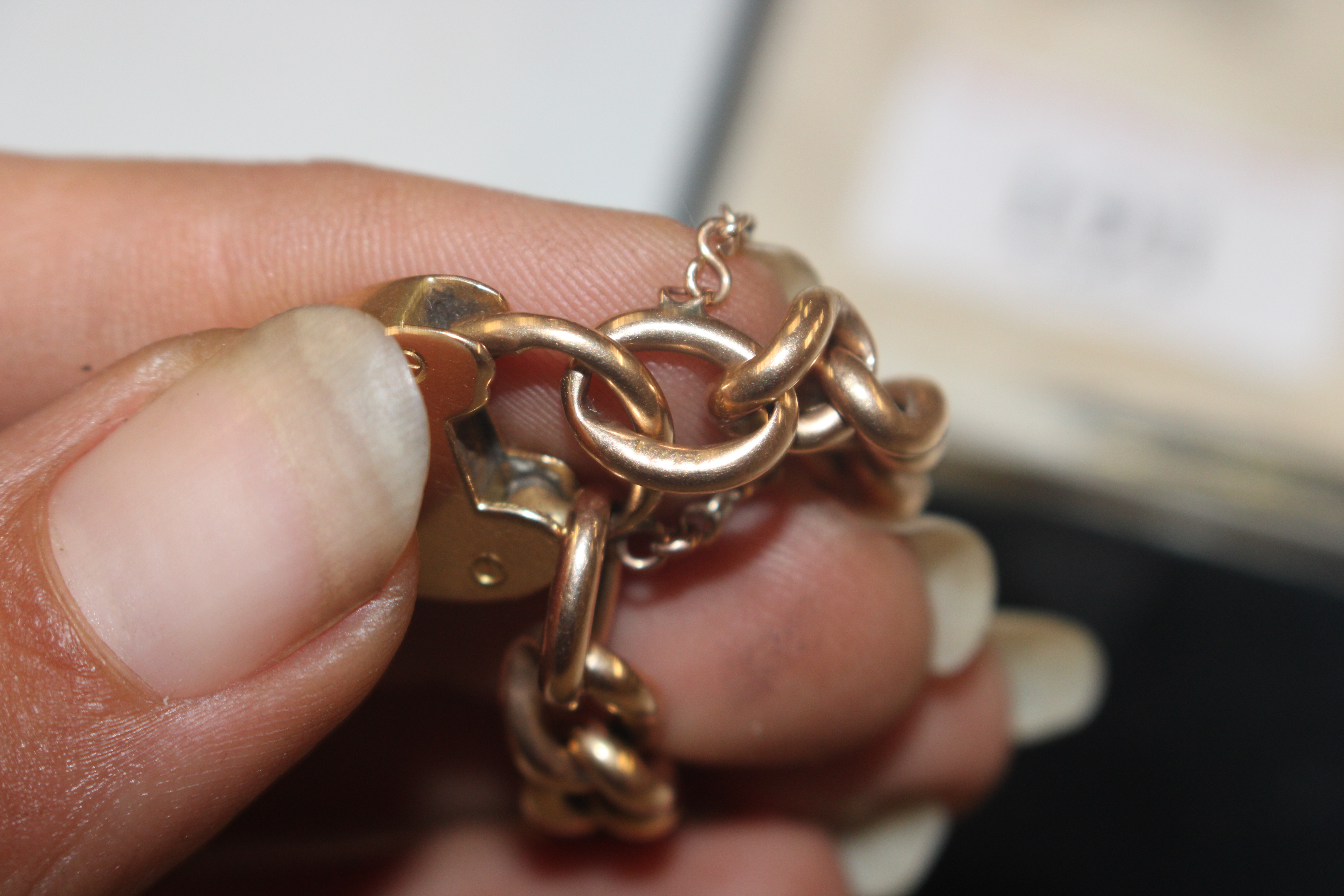 A gold bracelet with 15ct gold padlock clasp, appr - Bild 5 aus 5