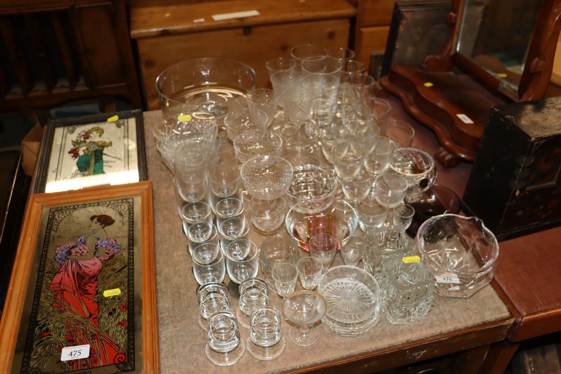 A quantity of miscellaneous table glassware