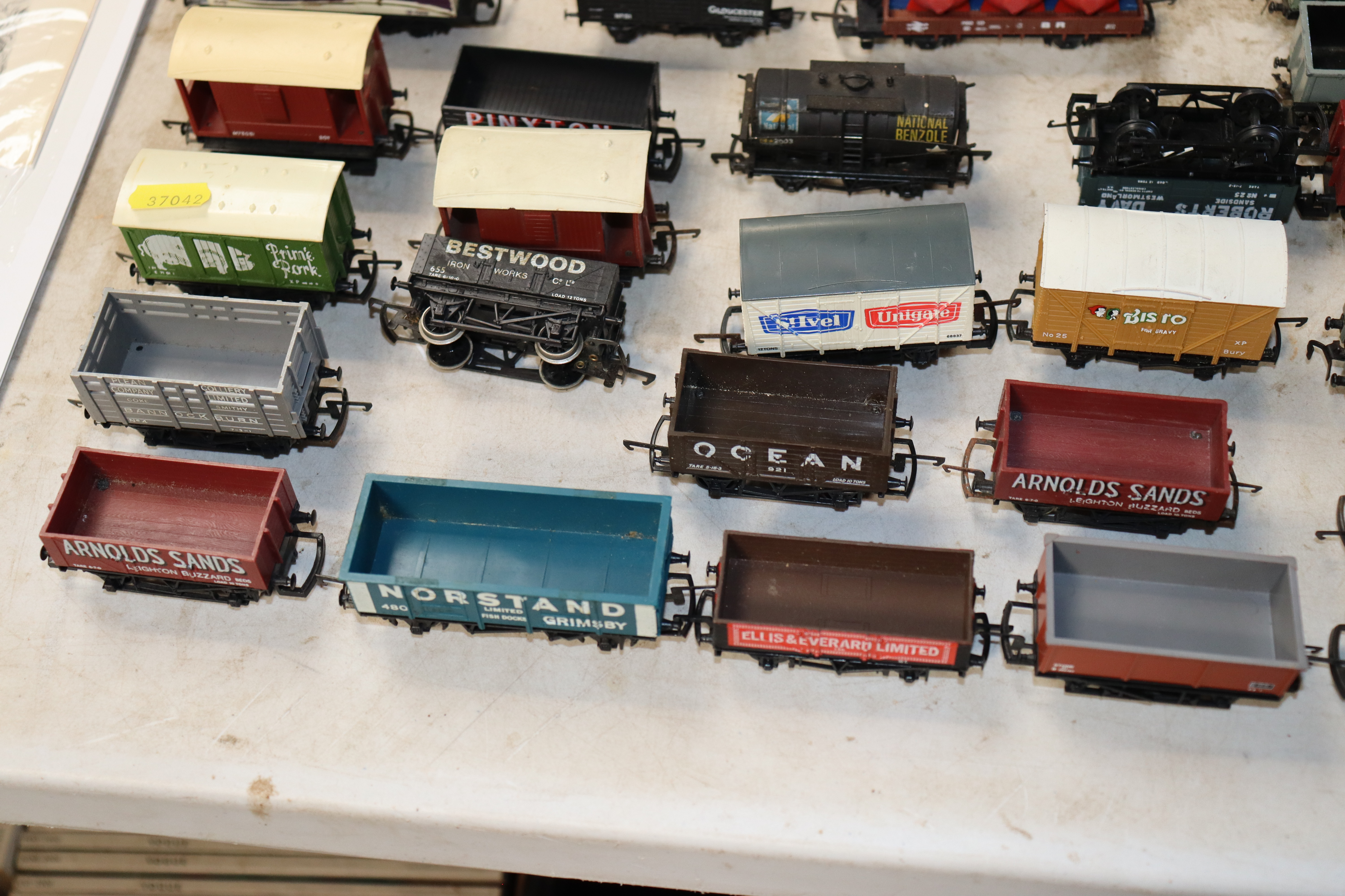 A quantity of Tri-ang, Lima and Hornby model railw - Image 6 of 6