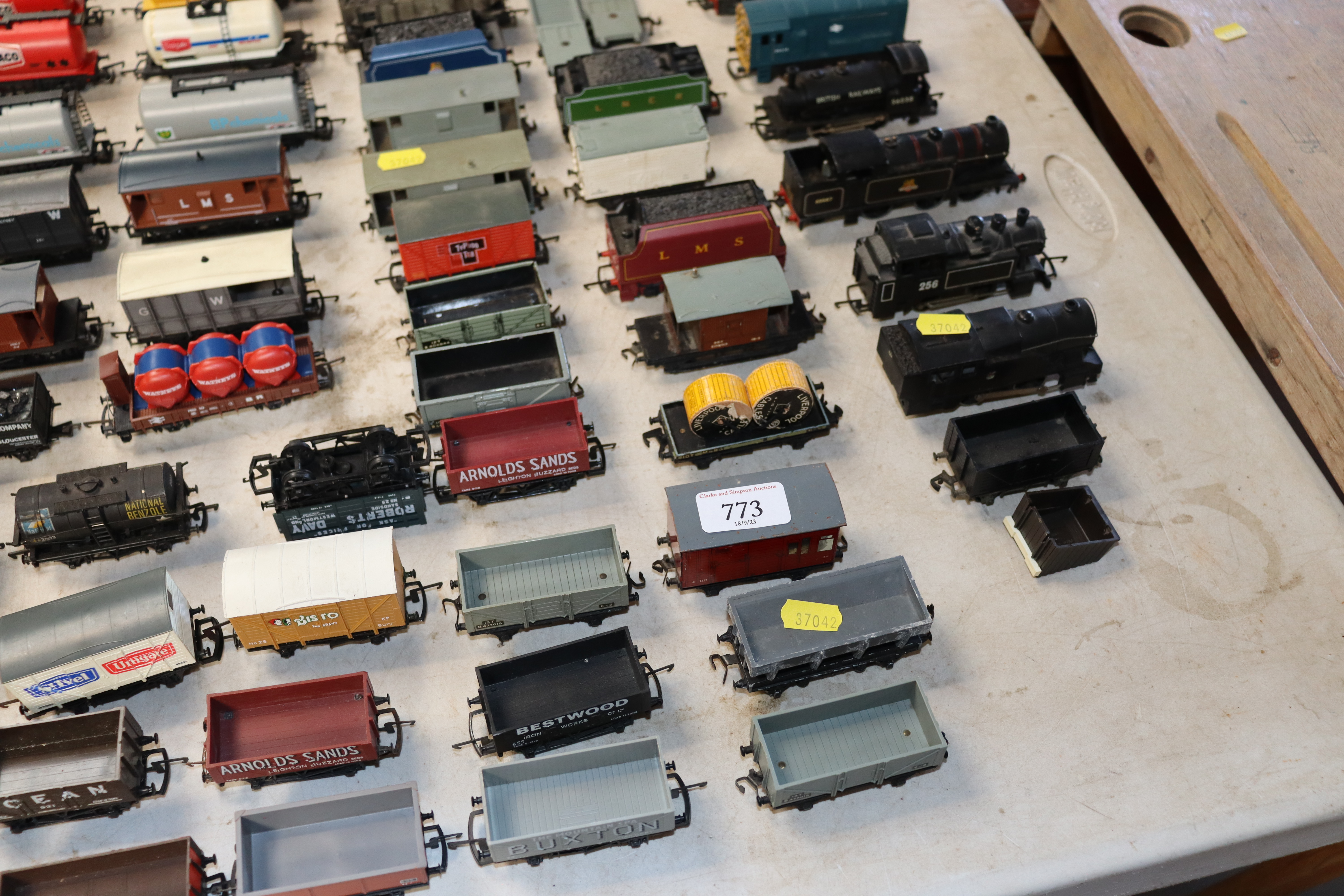A quantity of Tri-ang, Lima and Hornby model railw - Image 4 of 6