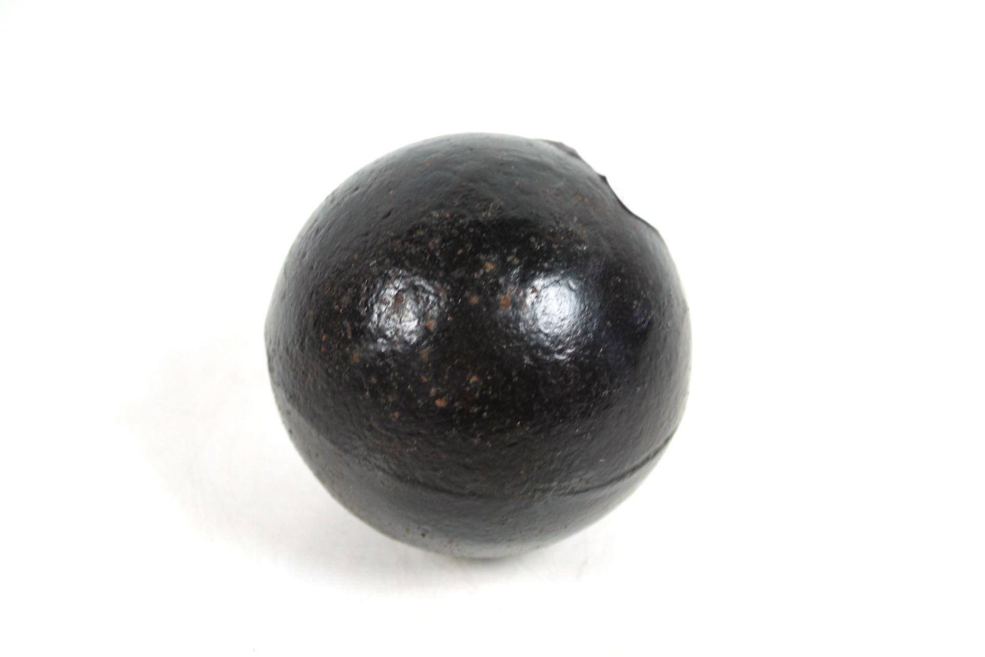 A cast iron cannon ball - Image 2 of 4
