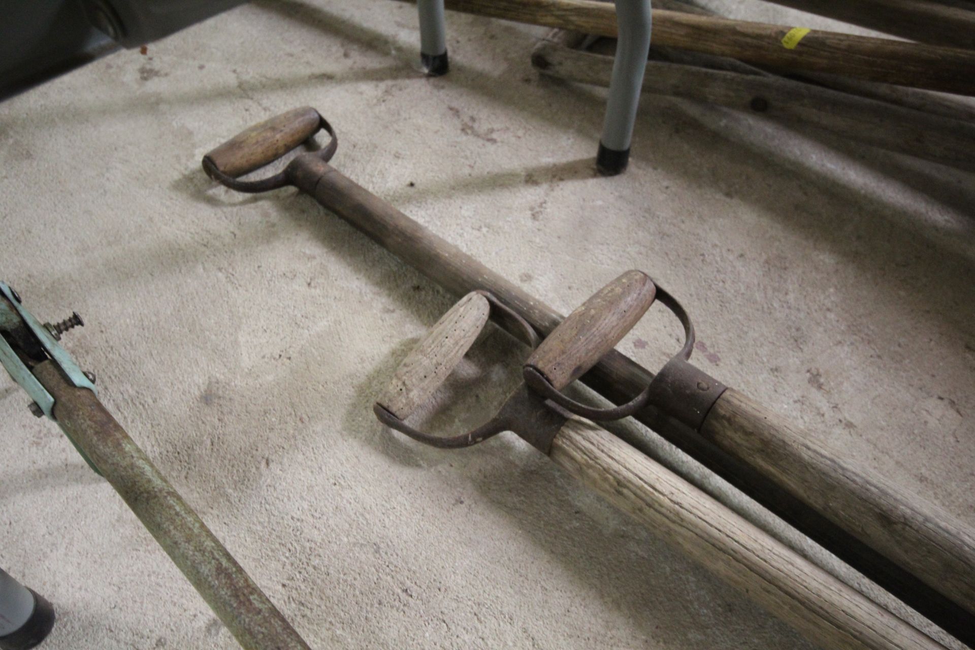 Three early various size mucking out forks with D shaped handles and wooden grips - Image 4 of 4