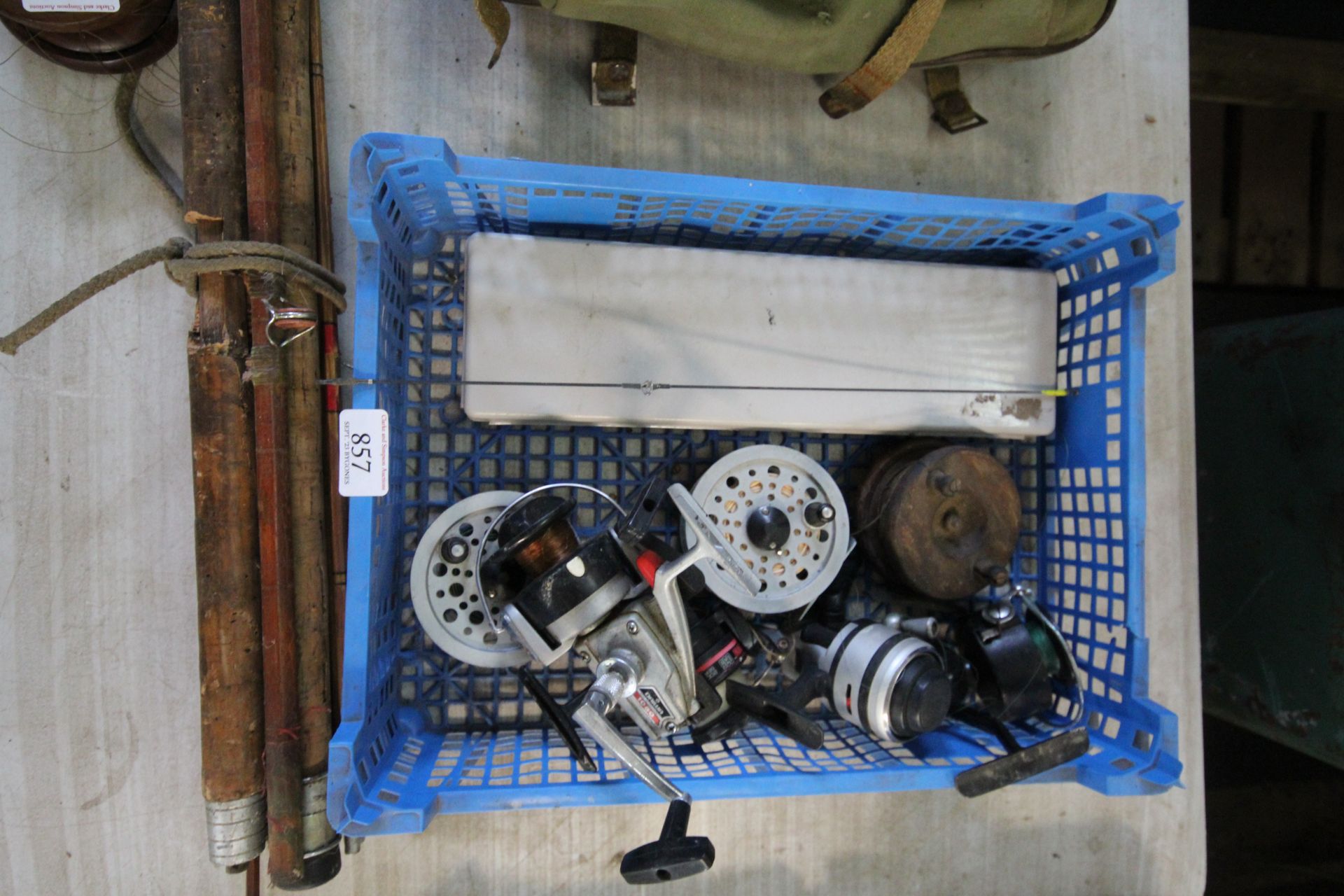 A tray box and contents of various fishing reels a