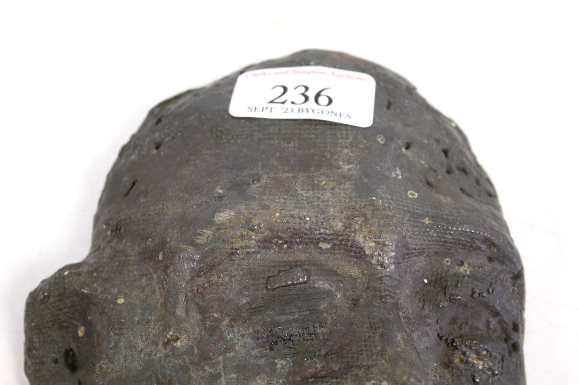 An antique lead mask - Image 2 of 6