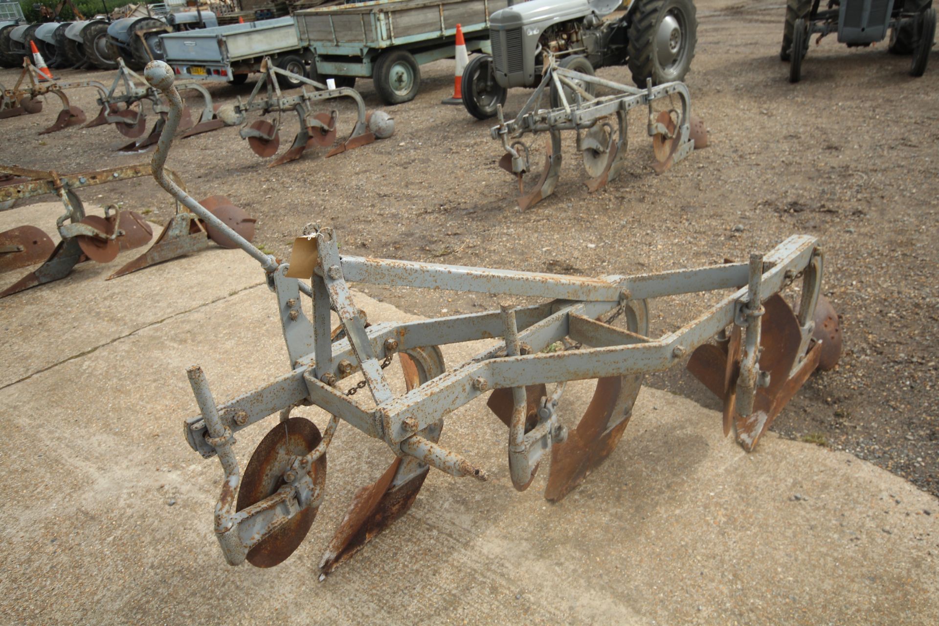 Massey Ferguson 3 furrow semi-digger plough. With discs and skimmers. Model 793. Serial number - Image 2 of 25