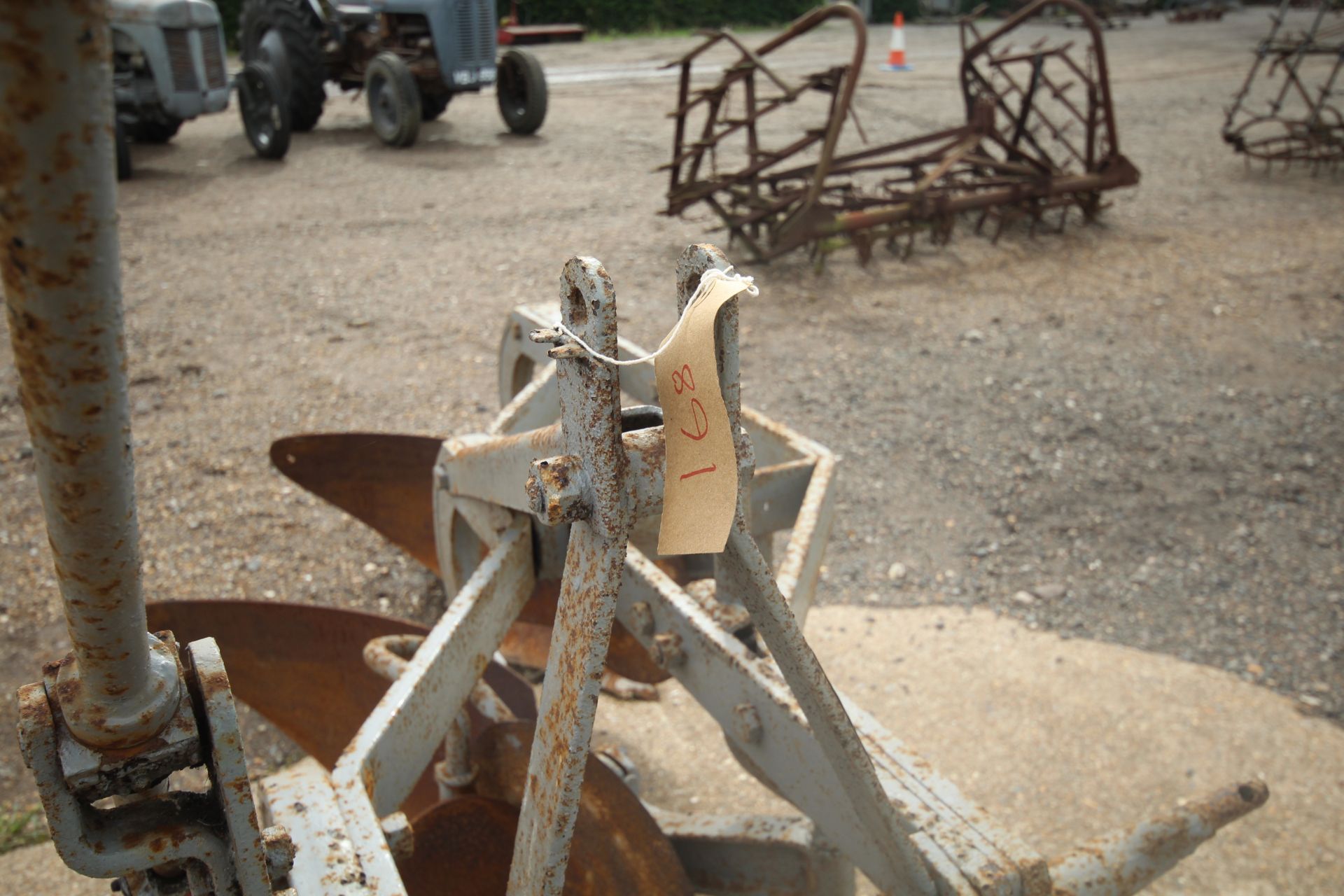 Massey Ferguson 3 furrow semi-digger plough. With discs and skimmers. Model 793. Serial number - Image 6 of 25