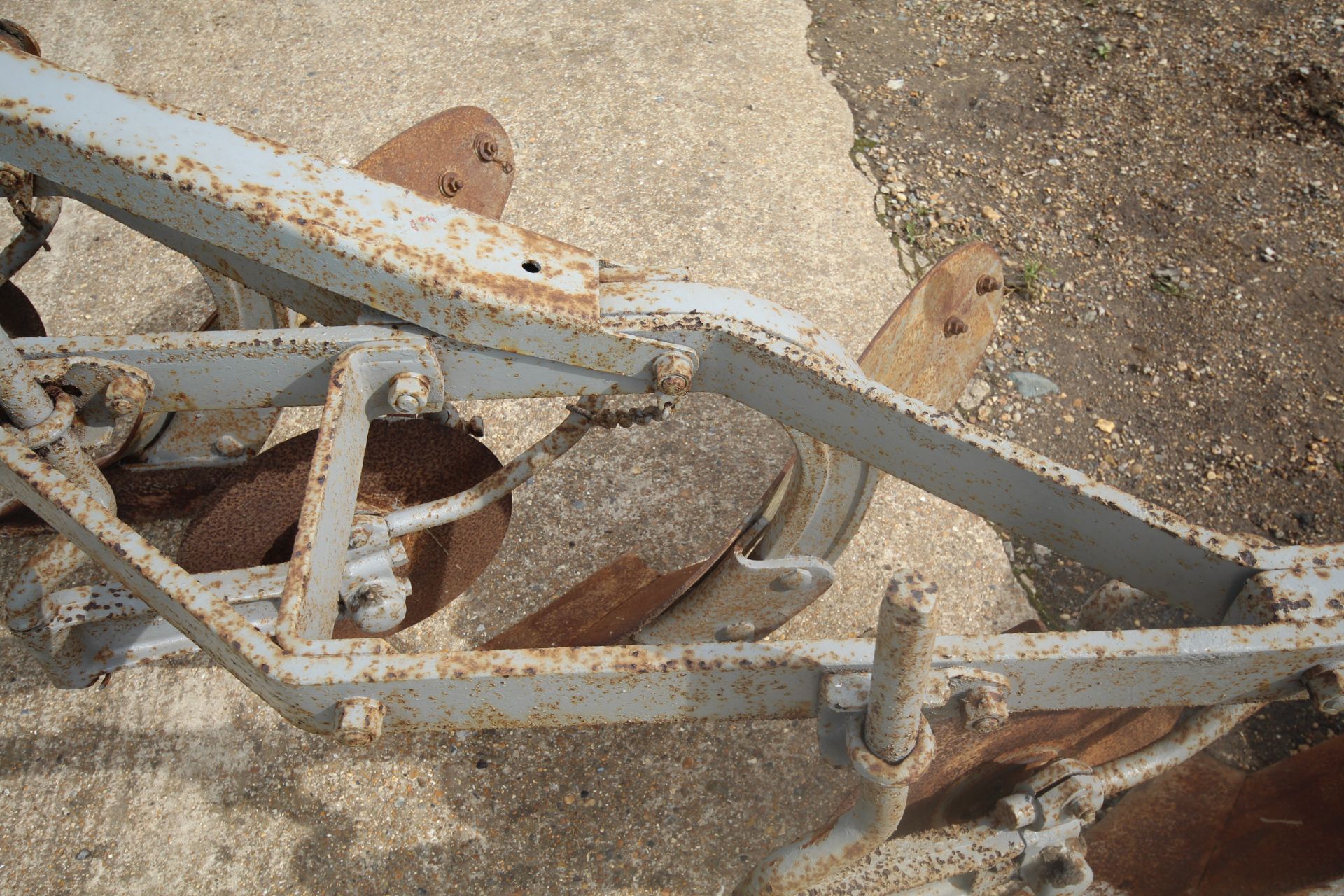 Massey Ferguson 3 furrow semi-digger plough. With discs and skimmers. Model 793. Serial number - Image 20 of 25