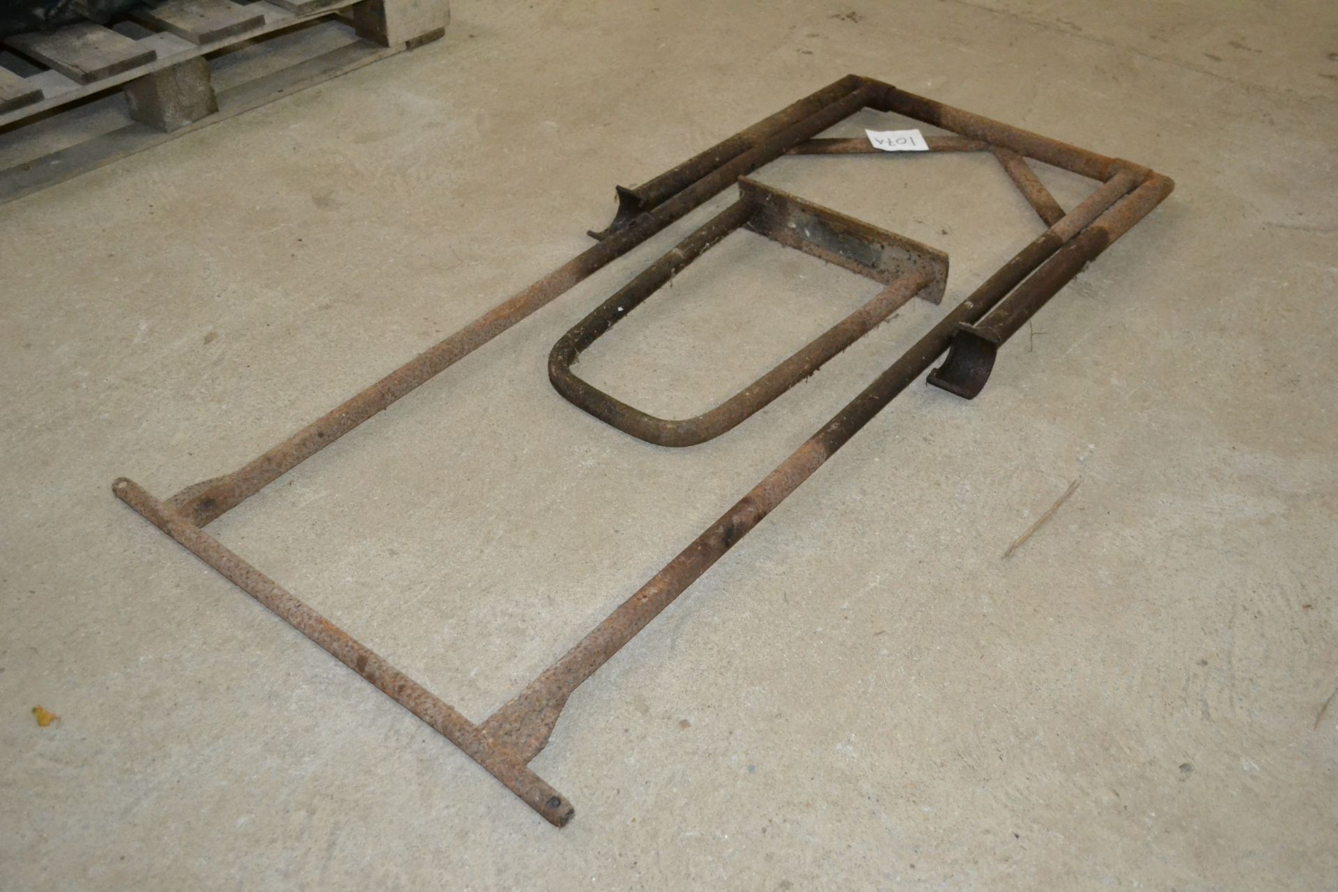 Ferguson front and rear Jack for Vineyard/ Narrow tractor. Model A-TE-70. Serial number 5690. - Image 4 of 6