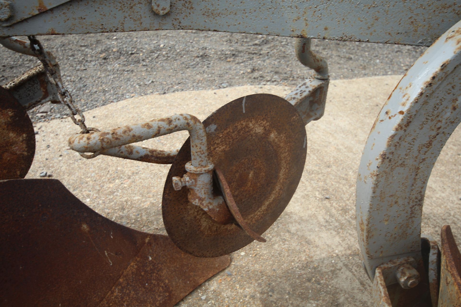 Massey Ferguson 3 furrow semi-digger plough. With discs and skimmers. Model 793. Serial number - Image 14 of 25