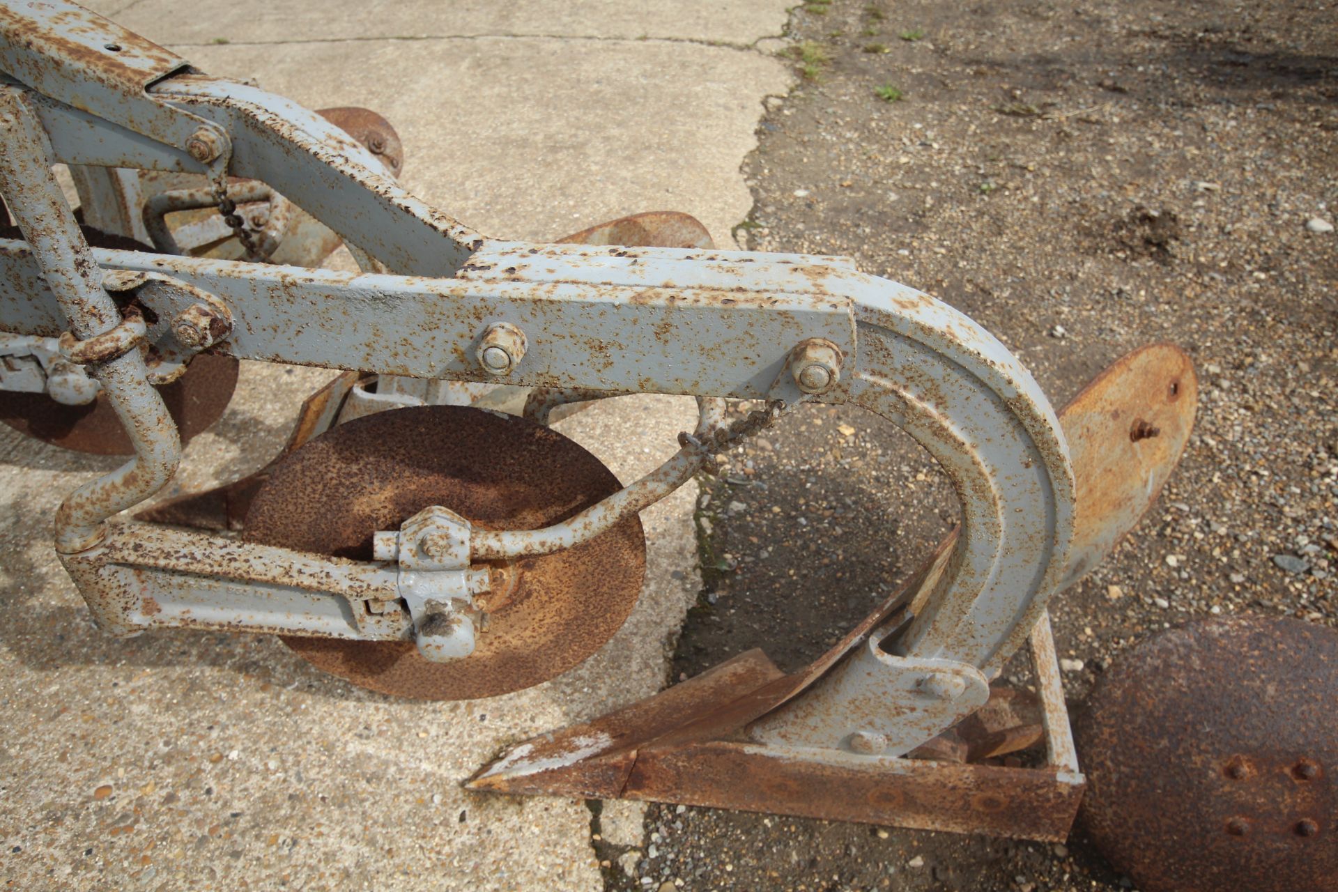 Massey Ferguson 3 furrow semi-digger plough. With discs and skimmers. Model 793. Serial number - Image 19 of 25