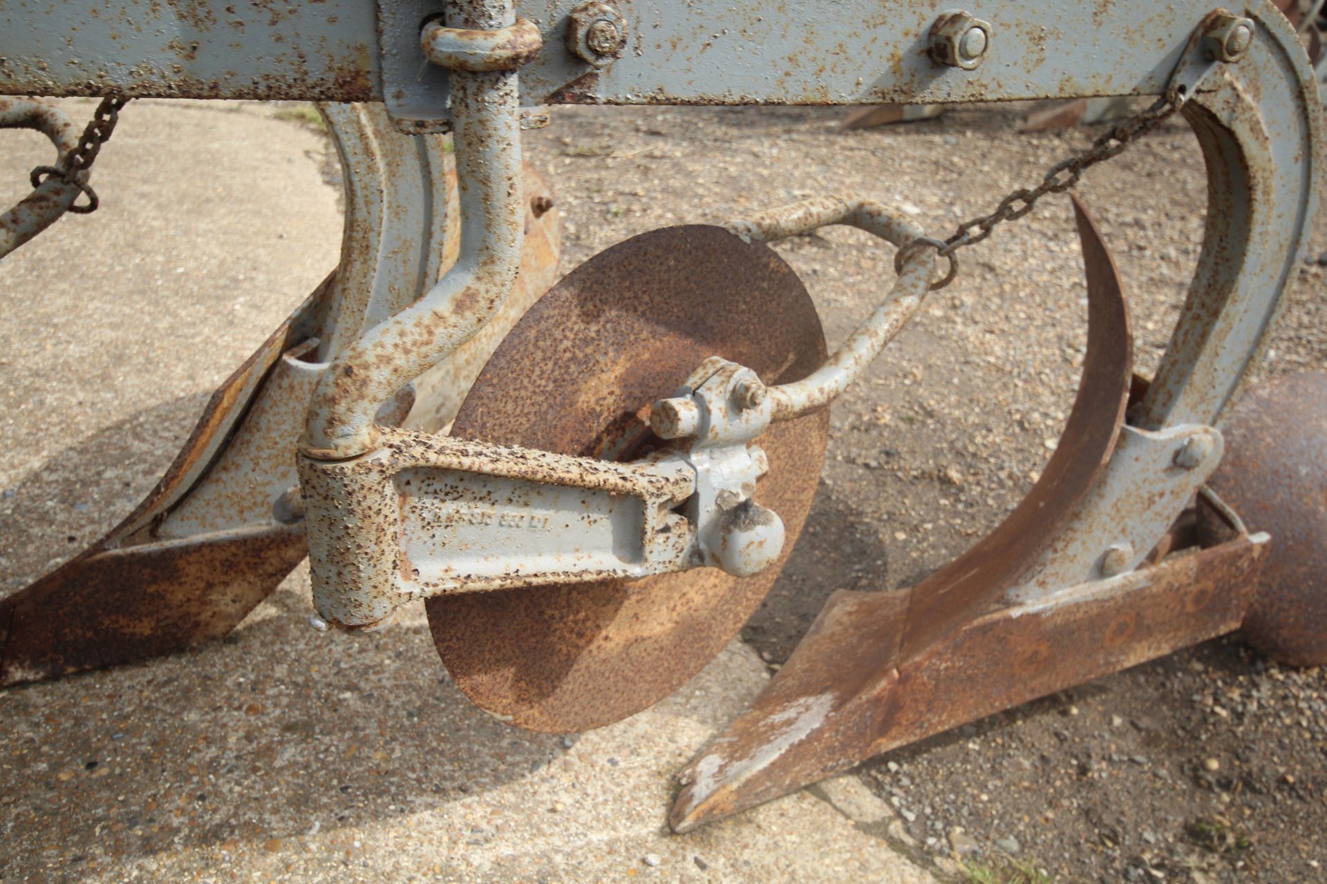 Massey Ferguson 3 furrow semi-digger plough. With discs and skimmers. Model 793. Serial number - Image 22 of 25