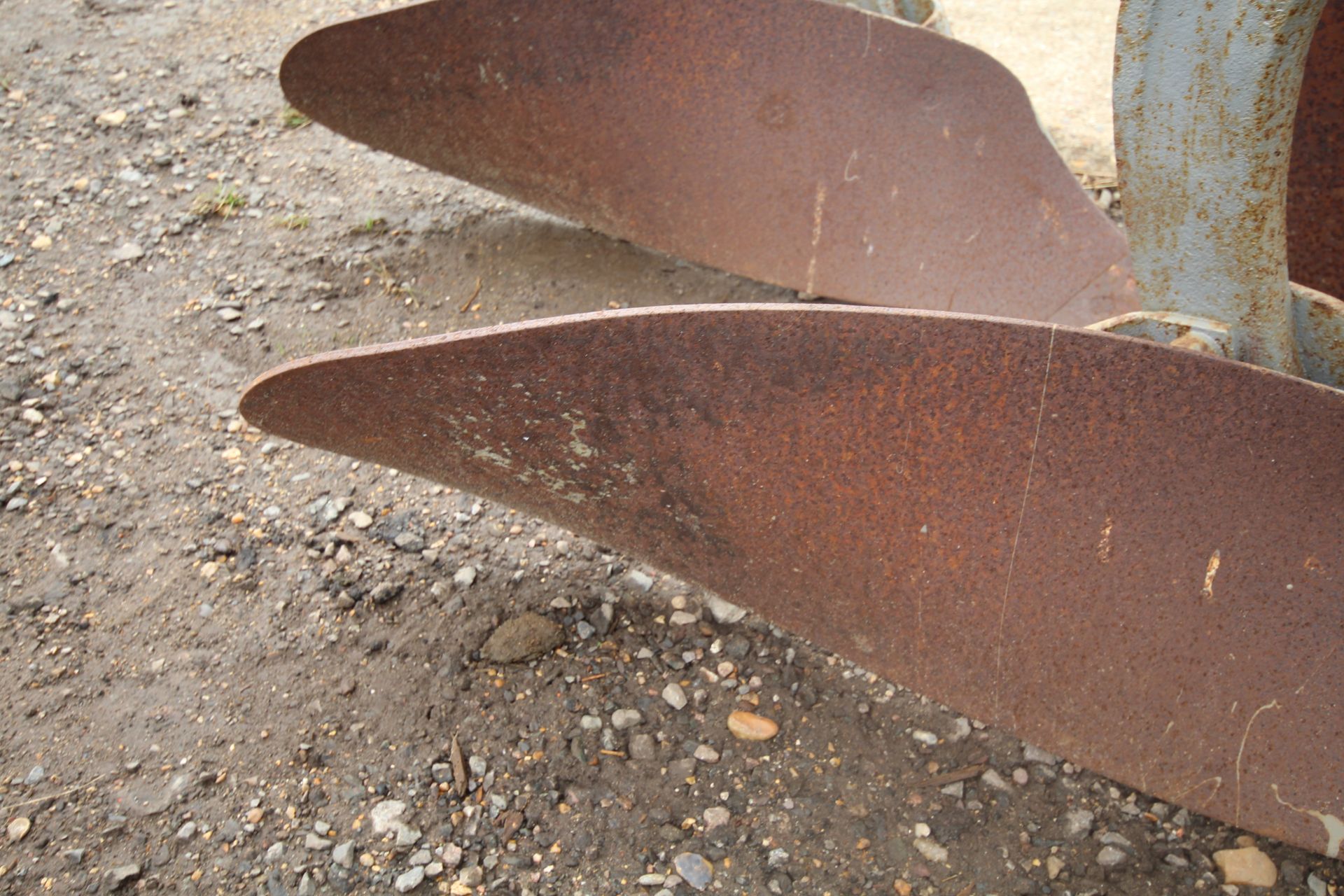 Ferguson 2 furrow plough. With discs and skimmers. No badge. - Image 12 of 20