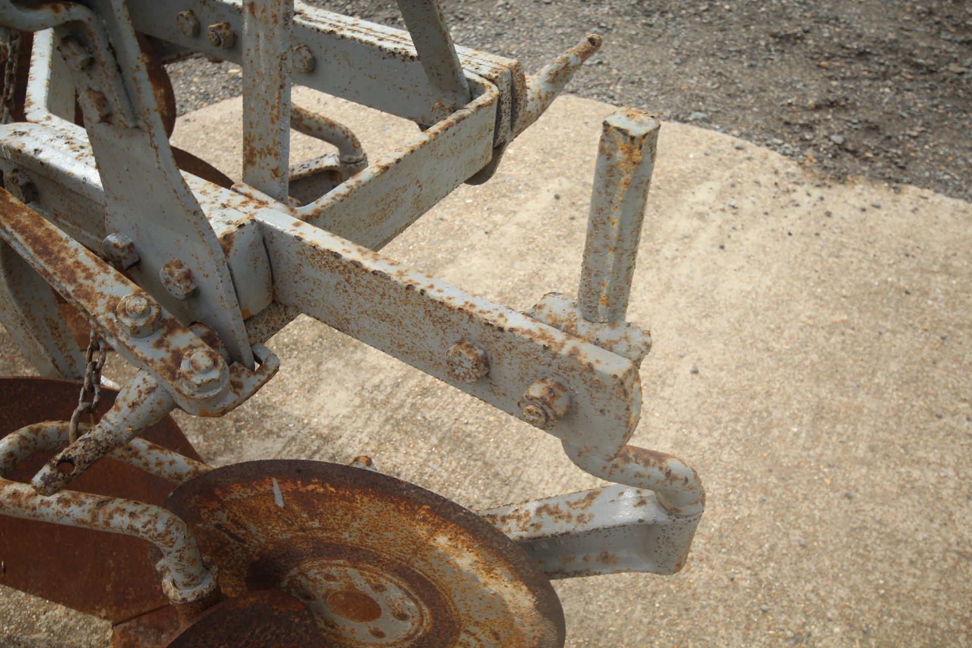 Massey Ferguson 3 furrow semi-digger plough. With discs and skimmers. Model 793. Serial number - Image 7 of 25