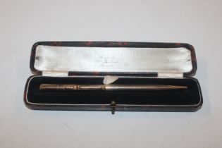 A 9ct gold cased propelling pencil, approx. total