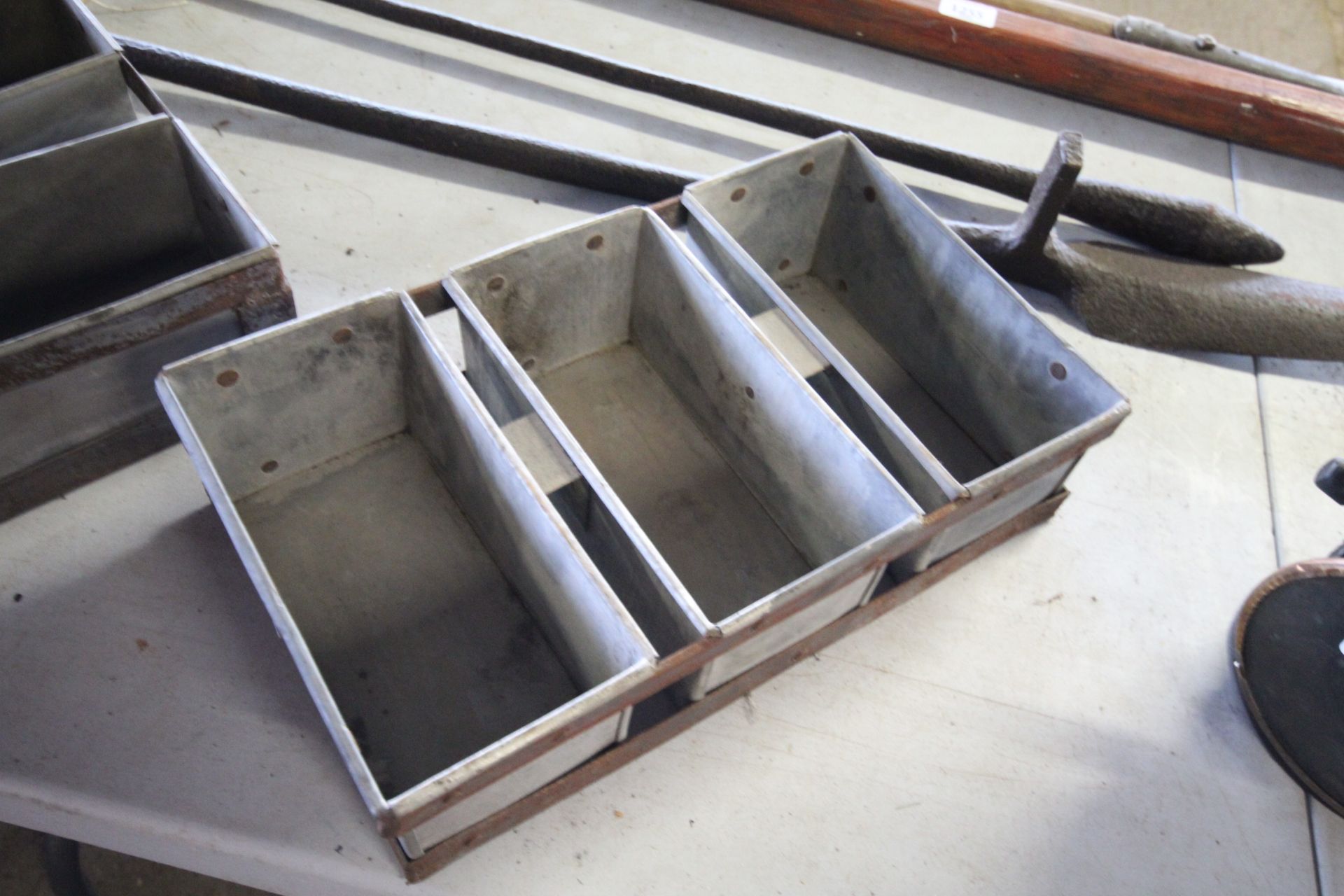 A three brick steel brick mould