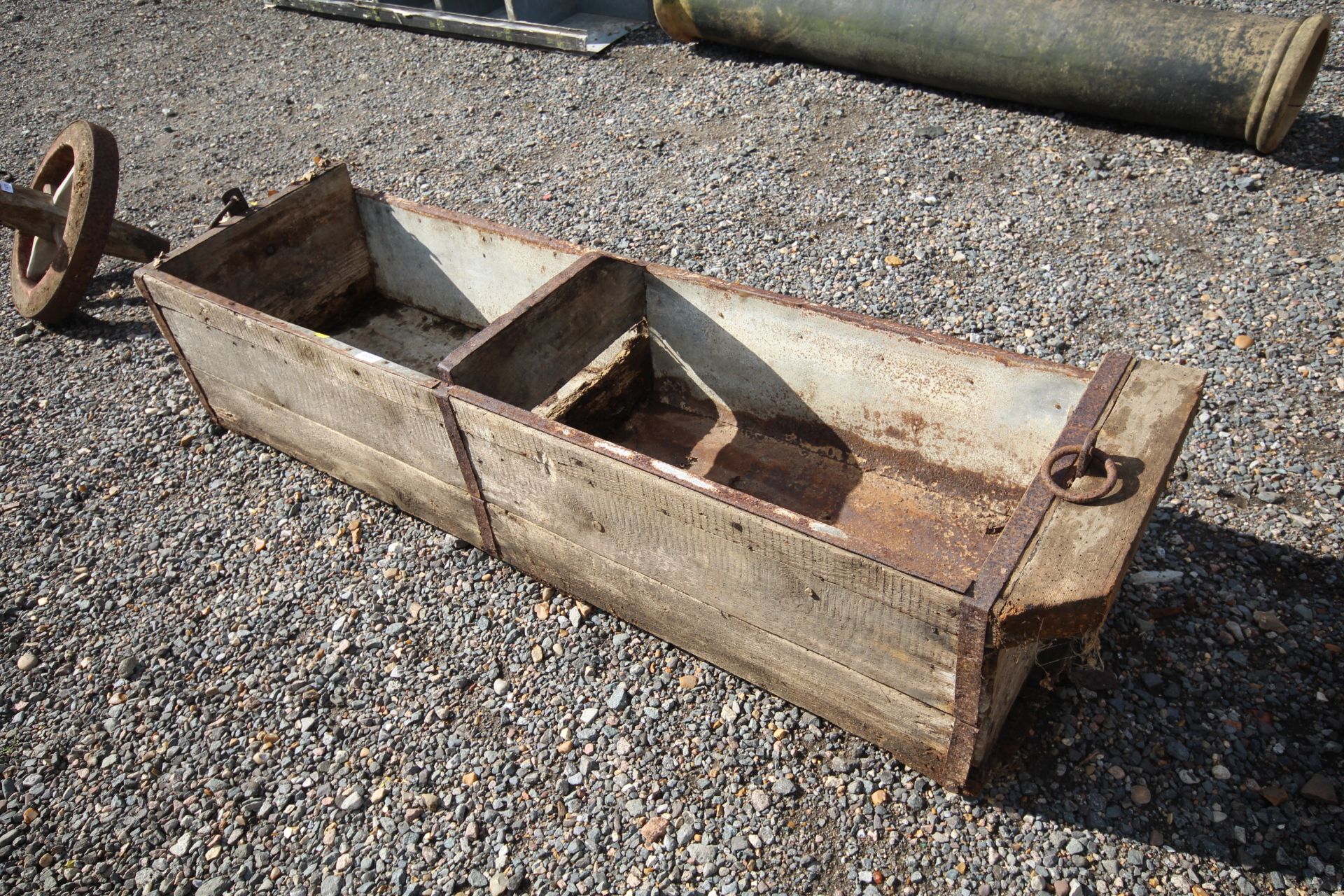 A vintage wooden two section feed trough - Image 2 of 4