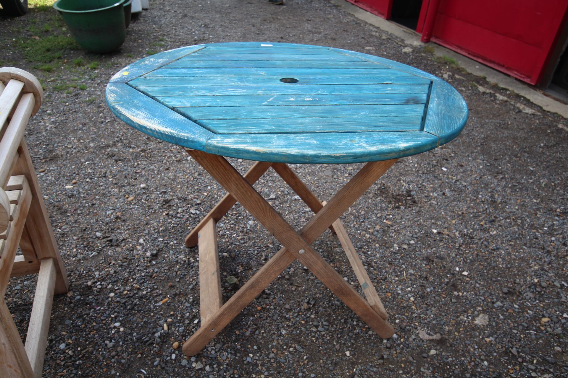 A blue painted wooden folding garden table - Image 2 of 2