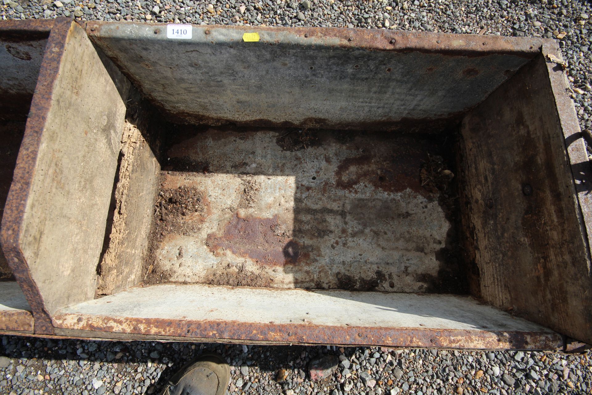 A vintage wooden two section feed trough - Image 4 of 4