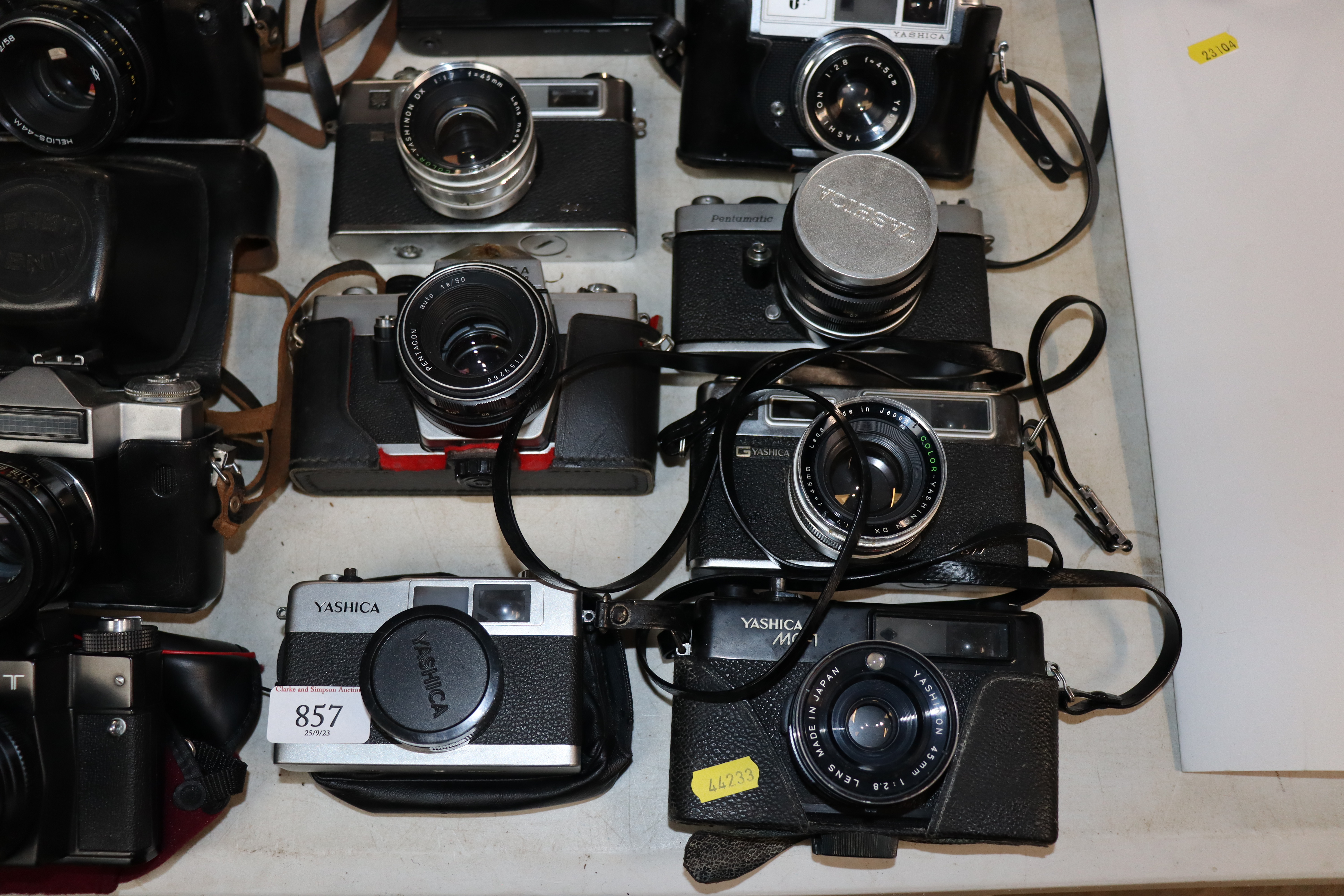 A collection of various vintage cameras including - Image 2 of 5