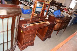 A Willis and Gambier dressing table with triptych mirror